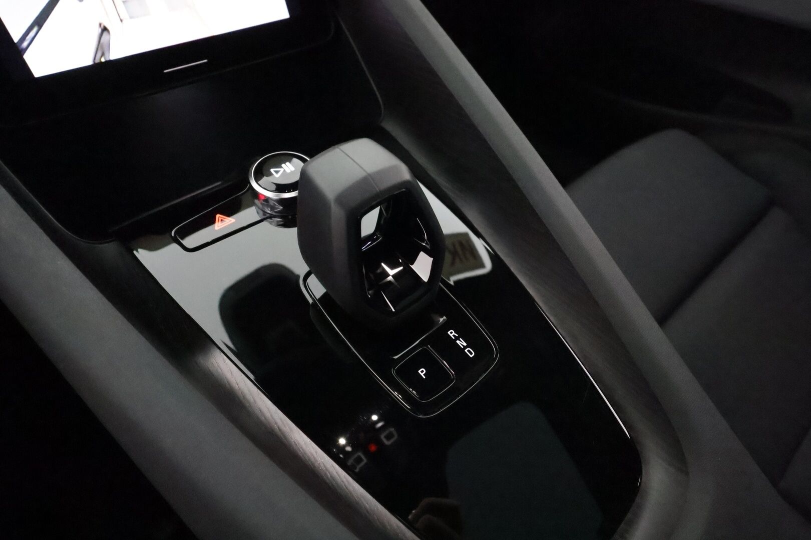 POLESTAR 2 2023 Standard Range Single Motor **Lasikatto / 360° Kamera / Lämpöpumppu / Koukku / Adapt.Vakkari / Sporttipenkki Muistilla** - 3,99 % KORKOTARJOUS TÄHÄN AUTOON - Harman/Kardon / LED-valot / Google Maps / KeylessGO