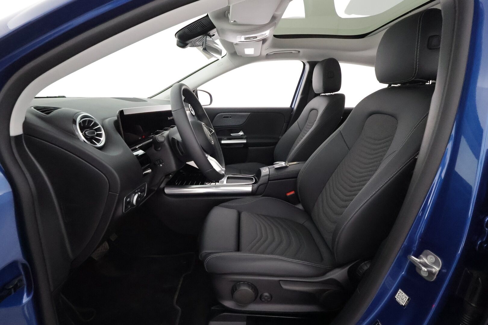 MERCEDES-BENZ EQA 2024 300 4MATIC *Panorama / 360° Kamera / Widescreen / Adapt.Vakkari / LED-High Performance / Navi / Kaistavahti / KeylessGO* - 3,99 % KORKOTARJOUS TÄHÄN AUTOON - 