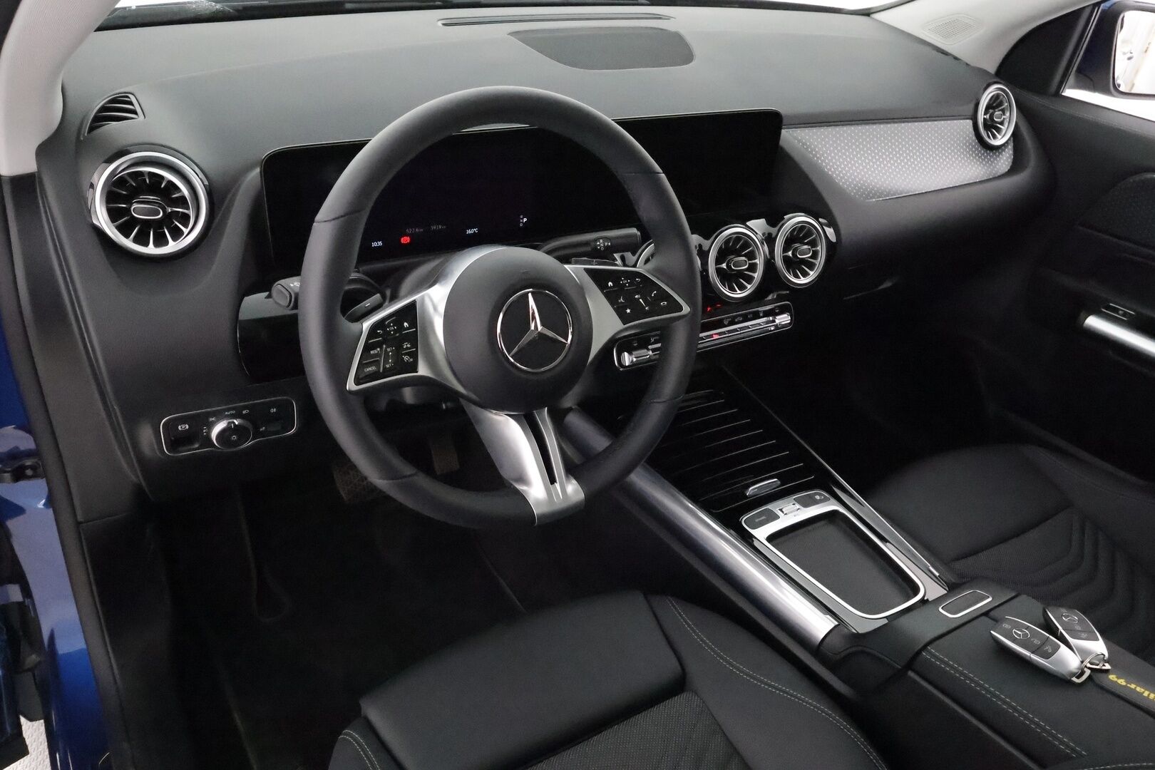 MERCEDES-BENZ EQA 2024 300 4MATIC *Panorama / 360° Kamera / Widescreen / Adapt.Vakkari / LED-High Performance / Navi / Kaistavahti / KeylessGO* - 3,99 % KORKOTARJOUS TÄHÄN AUTOON - 