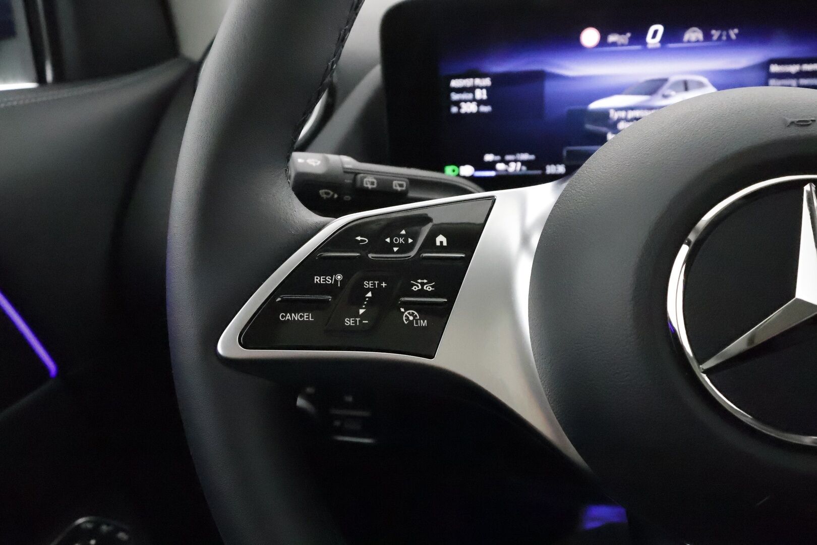 MERCEDES-BENZ EQA 2024 300 4MATIC *Panorama / 360° Kamera / Widescreen / Adapt.Vakkari / LED-High Performance / Navi / Kaistavahti / KeylessGO* - 3,99 % KORKOTARJOUS TÄHÄN AUTOON - 