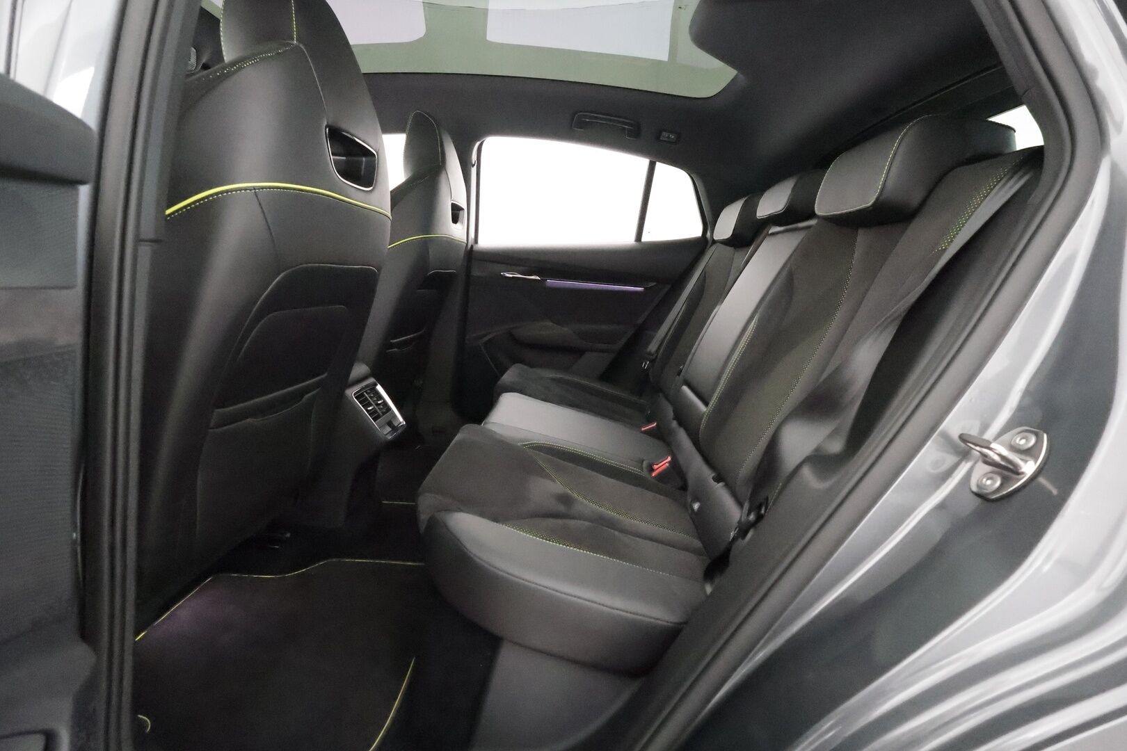 SKODA ENYAQ 2023 80 iV 4x4 RS Coupe **Lasikatto / Lämpöpumppu / Matrix-LED / Adapt.Vakkari / Muistipenkki / P. Kamera / Canton / HUD** - 3,99 % KORKOTARJOUS TÄHÄN AUTOON - Akku kuntotarkastettu / Navi /Apple&Android / Kaistavahti / Digimittaristo / KeylessGO