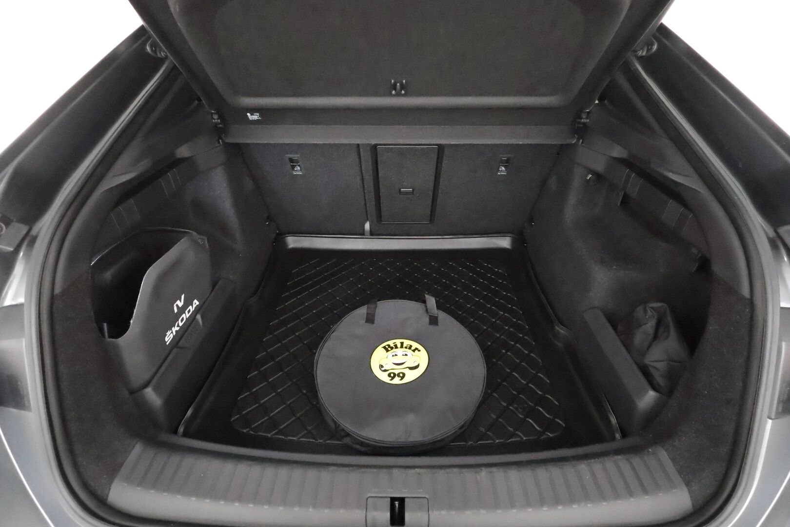 SKODA ENYAQ 2023 80 iV 4x4 RS Coupe **Lasikatto / Lämpöpumppu / Matrix-LED / Adapt.Vakkari / Muistipenkki / P. Kamera / Canton / HUD** - 3,99 % KORKOTARJOUS TÄHÄN AUTOON - Akku kuntotarkastettu / Navi /Apple&Android / Kaistavahti / Digimittaristo / KeylessGO