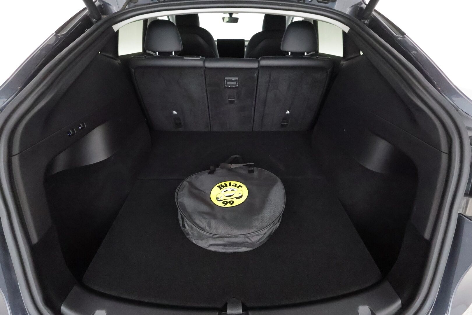 TESLA MODEL Y 2022 Long Range AWD **Lasikatto / Lämpöpumppu / Koukku / Adapt.Vakkari / Matrix-LED / Navi / Kaistavahti** - 3,99 % KORKOTARJOUS TÄHÄN AUTOON - P. Kamera / Premium Audio / q1Nahkaverhoilu / KeylessGO / 2x Renkaat
