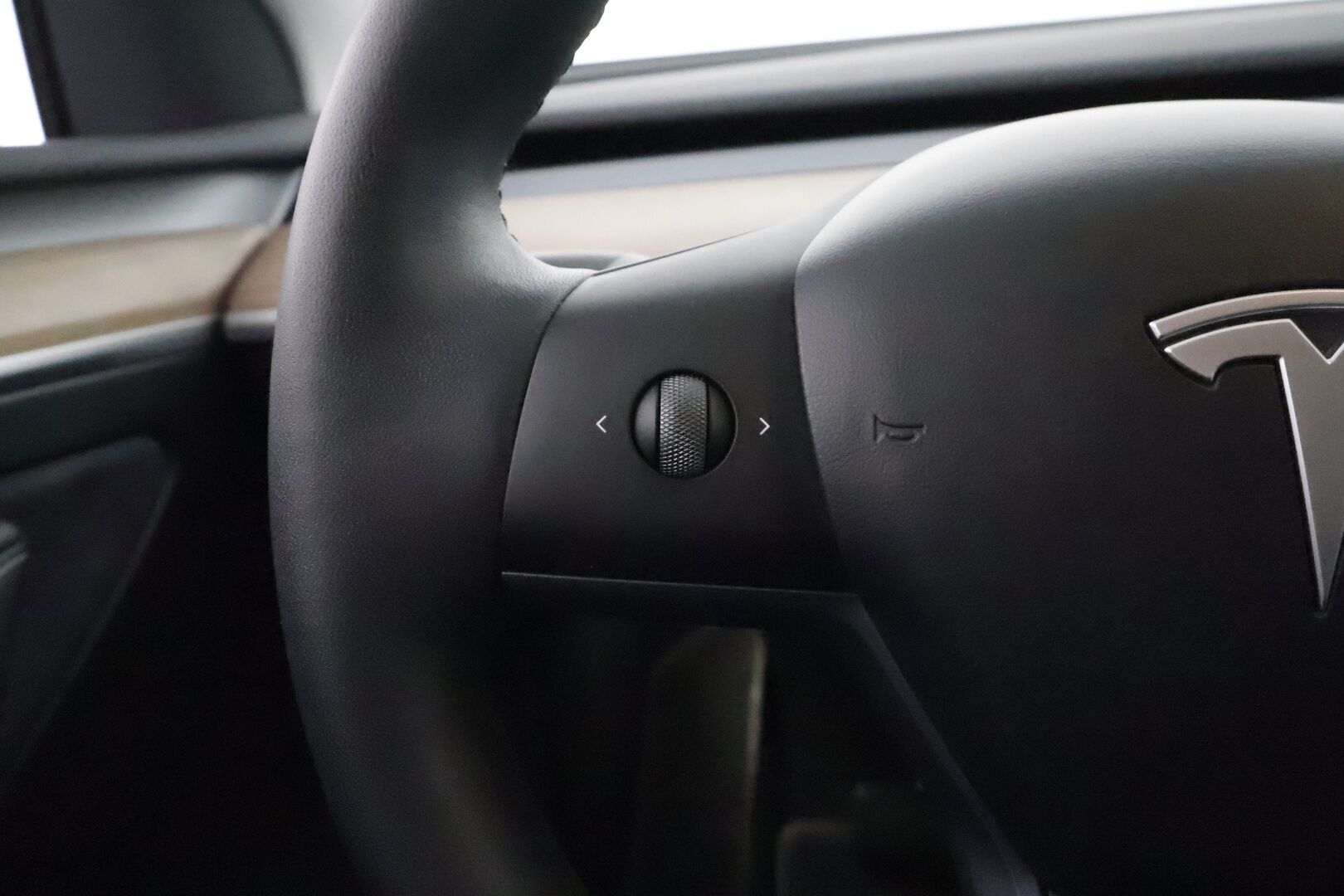 TESLA MODEL Y 2022 Long Range AWD **Lasikatto / Lämpöpumppu / Koukku / Adapt.Vakkari / Matrix-LED / Navi / Kaistavahti** - 3,99 % KORKOTARJOUS TÄHÄN AUTOON - P. Kamera / Premium Audio / q1Nahkaverhoilu / KeylessGO / 2x Renkaat