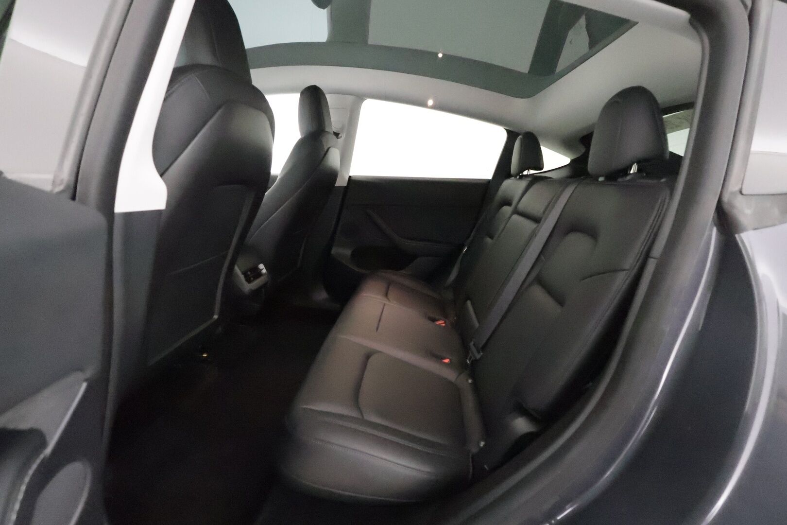 TESLA MODEL Y 2022 Long Range AWD **Lasikatto / Lämpöpumppu / Koukku / Adapt.Vakkari / Matrix-LED / Navi / Kaistavahti** - 3,99 % KORKOTARJOUS TÄHÄN AUTOON - P. Kamera / Premium Audio / q1Nahkaverhoilu / KeylessGO / 2x Renkaat