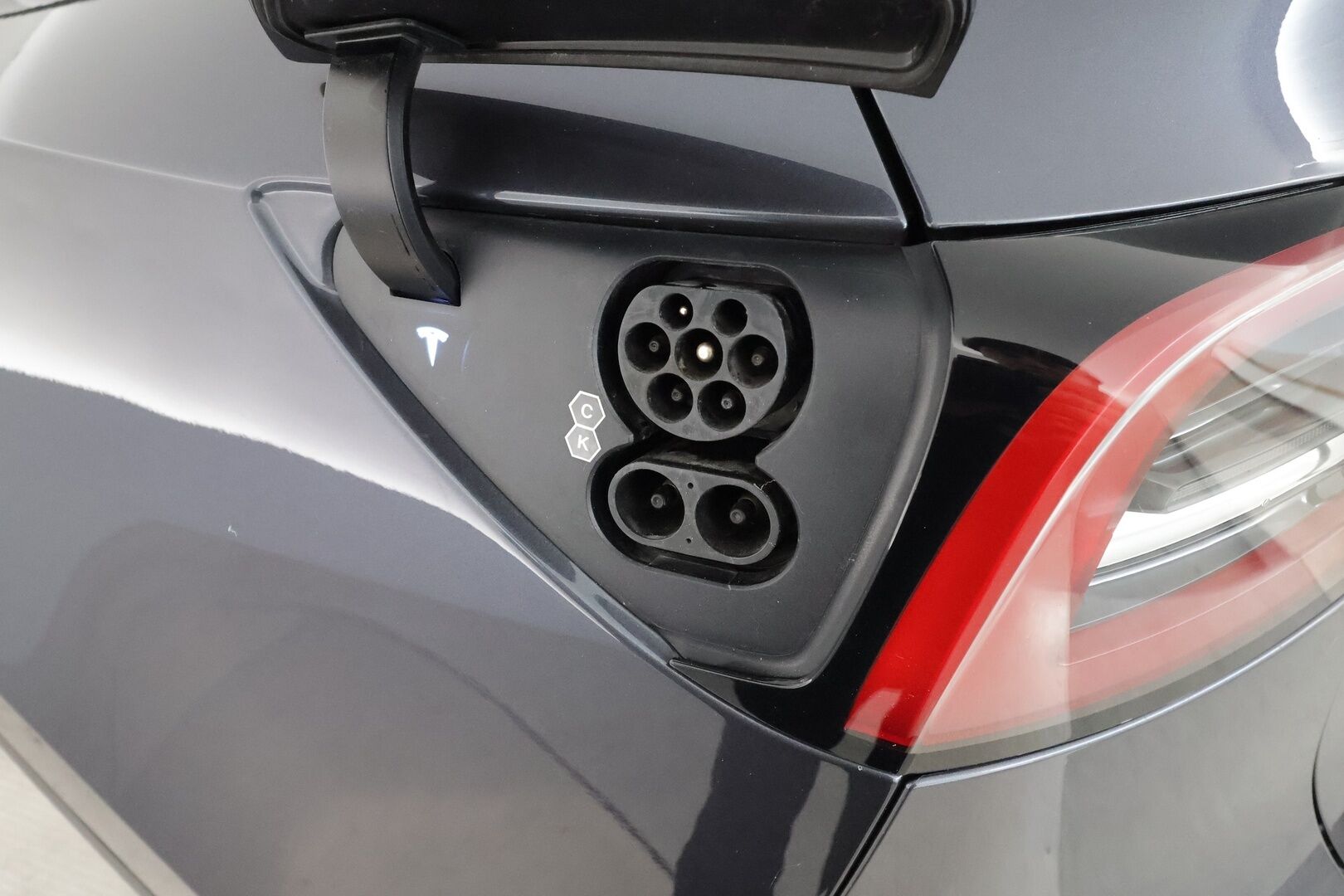 TESLA MODEL Y 2022 Long Range AWD **Lasikatto / Lämpöpumppu / Koukku / Adapt.Vakkari / Matrix-LED / Navi / Kaistavahti** - 3,99 % KORKOTARJOUS TÄHÄN AUTOON - P. Kamera / Premium Audio / q1Nahkaverhoilu / KeylessGO / 2x Renkaat