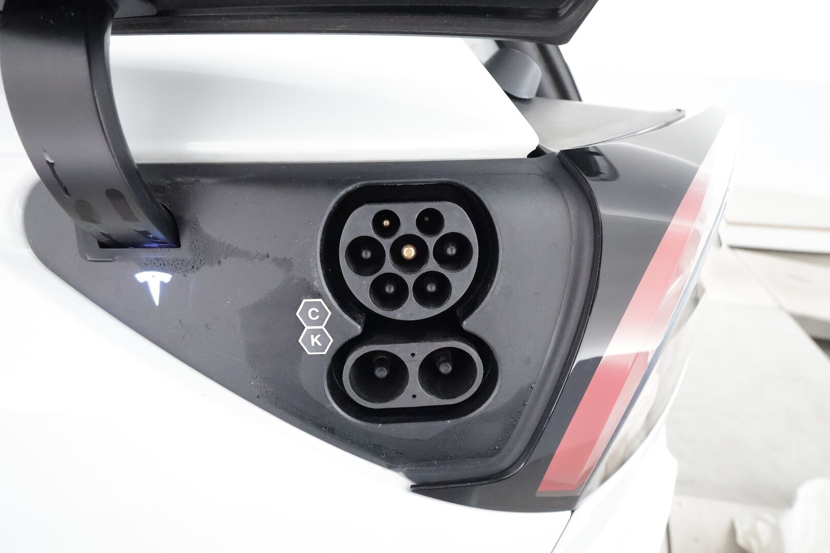 TESLA MODEL Y 2022 Long Range AMD Ryzen **Lasikatto / Lämpöpumppu / Adapt.Vakkari / Matrix-LED / P. Kamera / Navi / Kaistavahti** - 3,99 % KORKOTARJOUS TÄHÄN AUTOON - Valkoinen Nahkaverhoilu / KeylessGO / 2x Latauskaapelit / 2x Renkaat