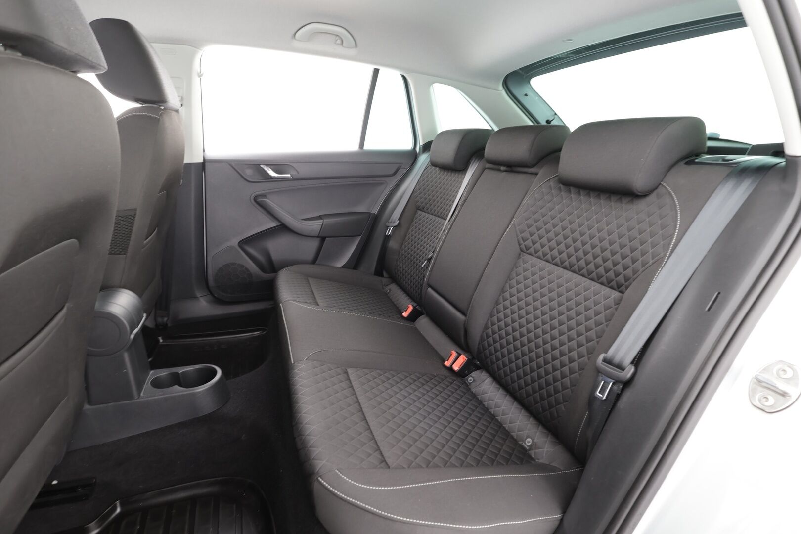 Skoda Rapid 2016 Spaceback 1,2 TSI 90 Edition * Vakkari / Lohko / P.Tutka / Bluetooth / Autom.ilmastointi * - Suomi-auto / Kahdet renkaat aluvanteilla - HULLUT AVAJAISHULINAT KORKOTARJOUS 3,29 %