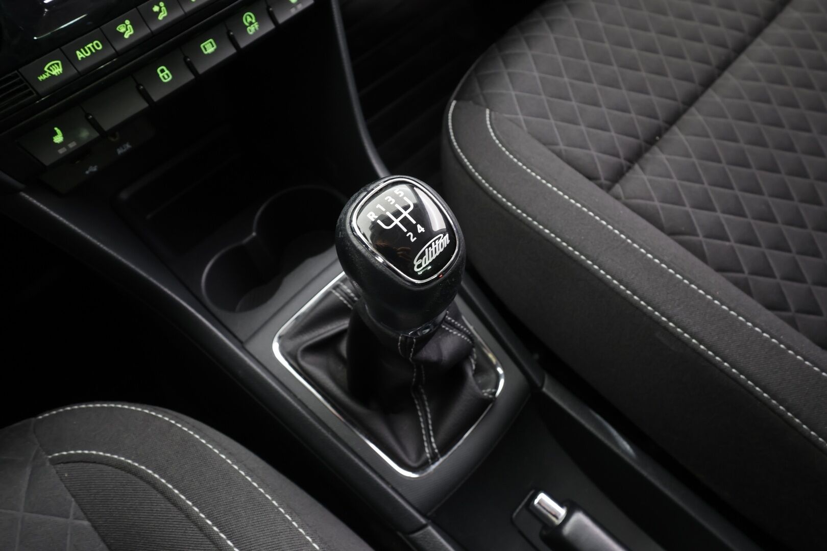 Skoda Rapid 2016 Spaceback 1,2 TSI 90 Edition * Vakkari / Lohko / P.Tutka / Bluetooth / Autom.ilmastointi * - Suomi-auto / Kahdet renkaat aluvanteilla - HULLUT AVAJAISHULINAT KORKOTARJOUS 3,29 %