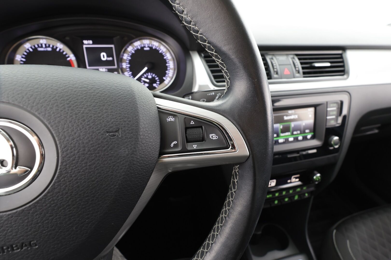 Skoda Rapid 2016 Spaceback 1,2 TSI 90 Edition * Vakkari / Lohko / P.Tutka / Bluetooth / Autom.ilmastointi * - Suomi-auto / Kahdet renkaat aluvanteilla - HULLUT AVAJAISHULINAT KORKOTARJOUS 3,29 %