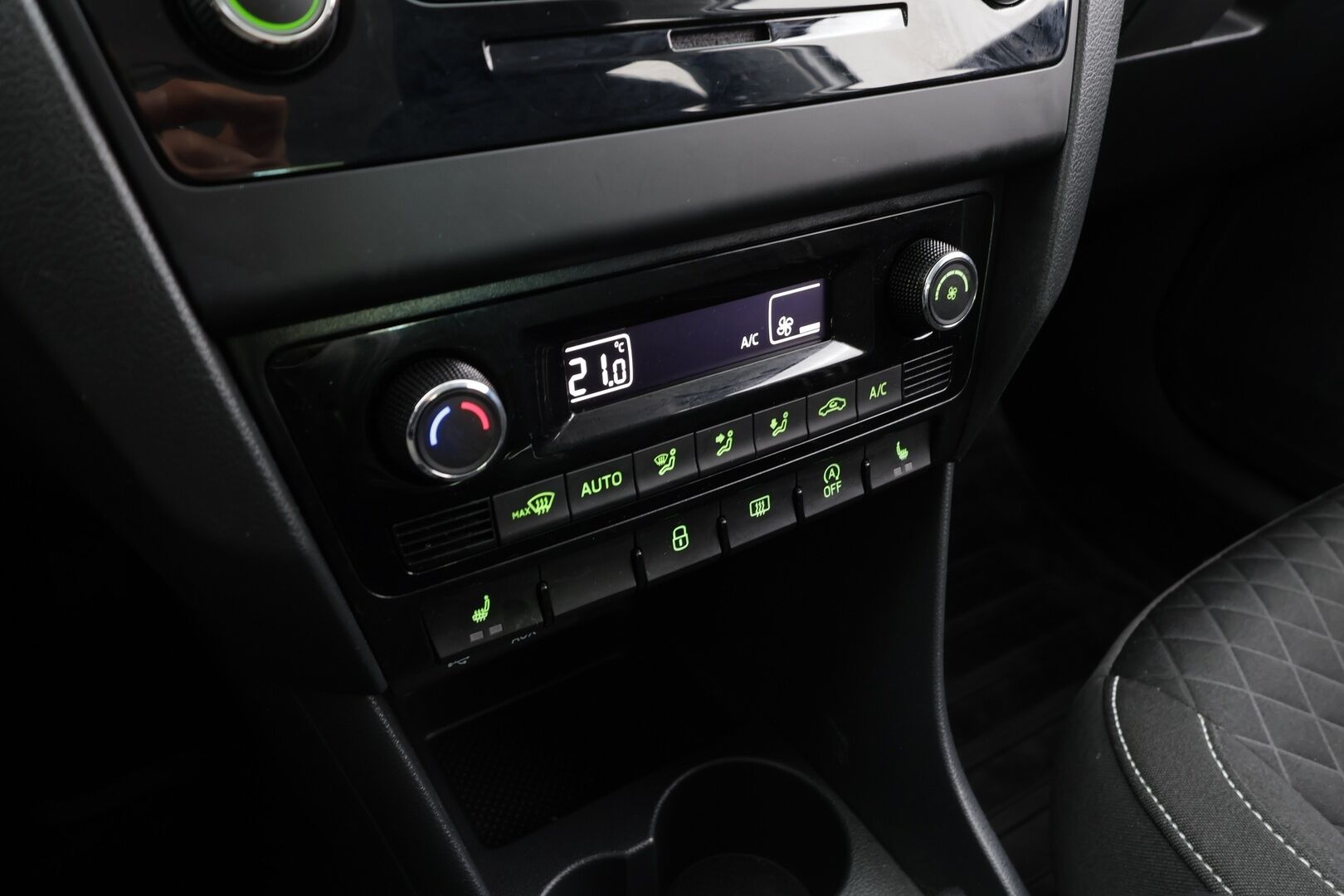 Skoda Rapid 2016 Spaceback 1,2 TSI 90 Edition * Vakkari / Lohko / P.Tutka / Bluetooth / Autom.ilmastointi * - Suomi-auto / Kahdet renkaat aluvanteilla - HULLUT AVAJAISHULINAT KORKOTARJOUS 3,29 %