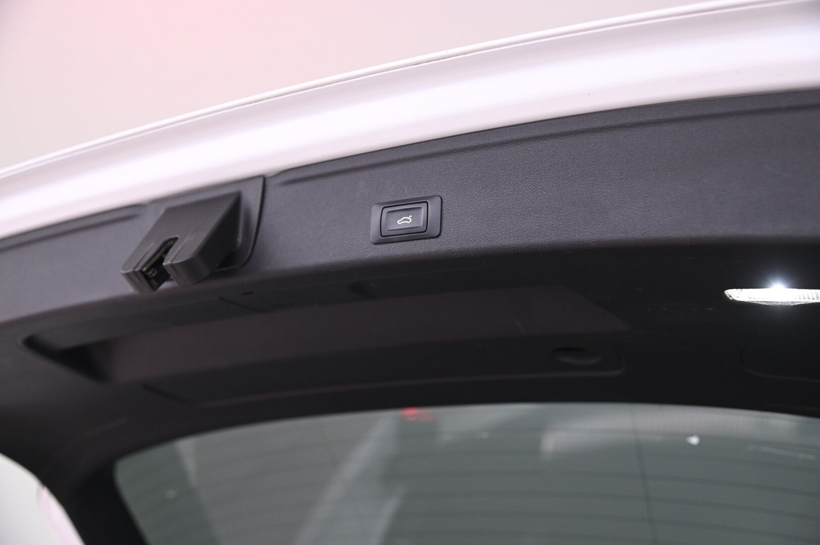 Audi A4 2016 Avant First Edition Business 2,0 TDI 140 kW quattro S tronic - Lohko | Vetokoukku | Sporttipenkit | Vakionopeudensäädin | Led-Valot | Peruutustutka | Bt-audio | Sähkökontti | Suomi-auto | 2xrenkaat alumiinivanteilla - KORKO VAIN 3,99 %