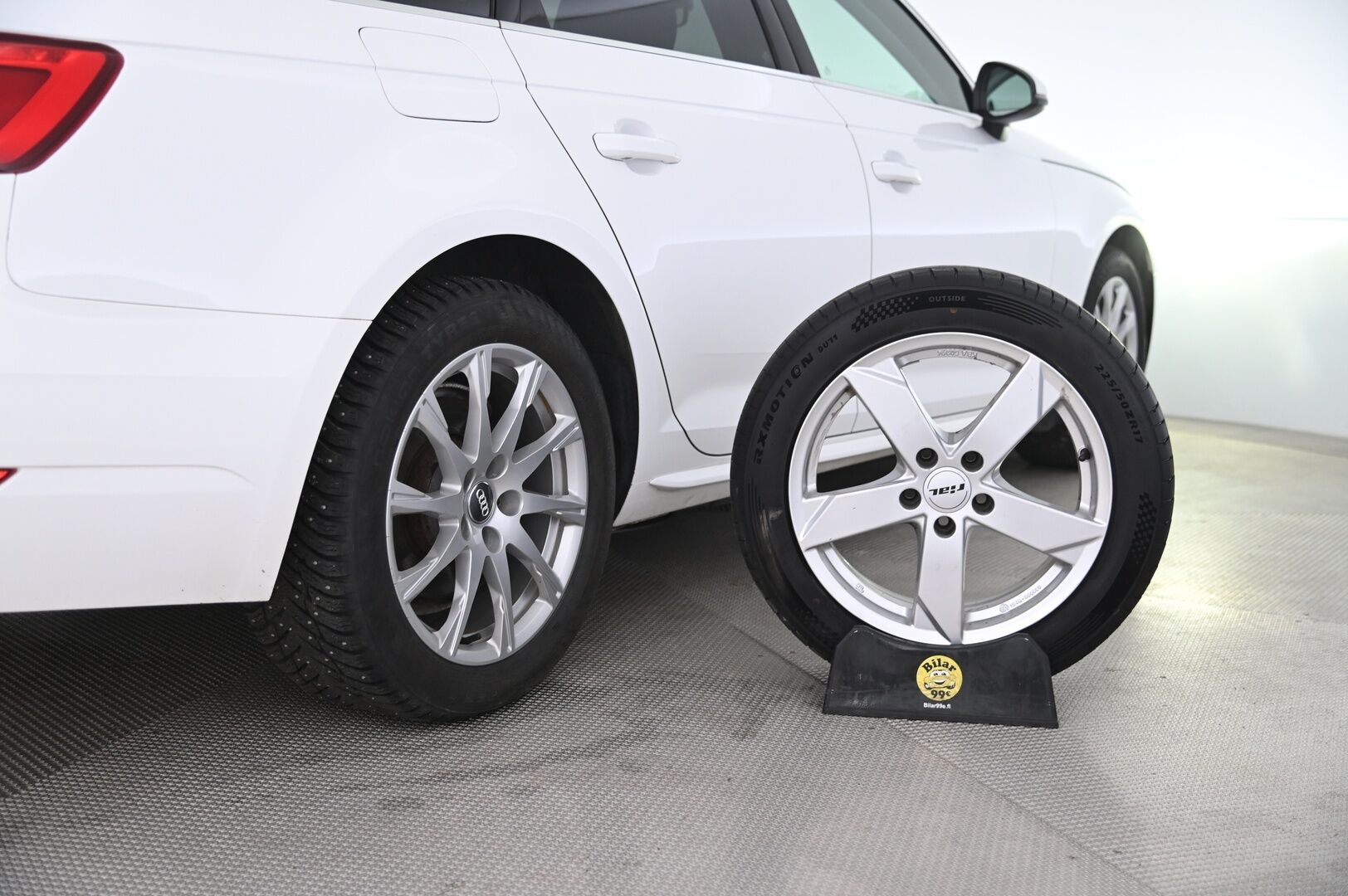 Audi A4 2016 Avant First Edition Business 2,0 TDI 140 kW quattro S tronic - Lohko | Vetokoukku | Sporttipenkit | Vakionopeudensäädin | Led-Valot | Peruutustutka | Bt-audio | Sähkökontti | Suomi-auto | 2xrenkaat alumiinivanteilla - KORKO VAIN 3,99 %