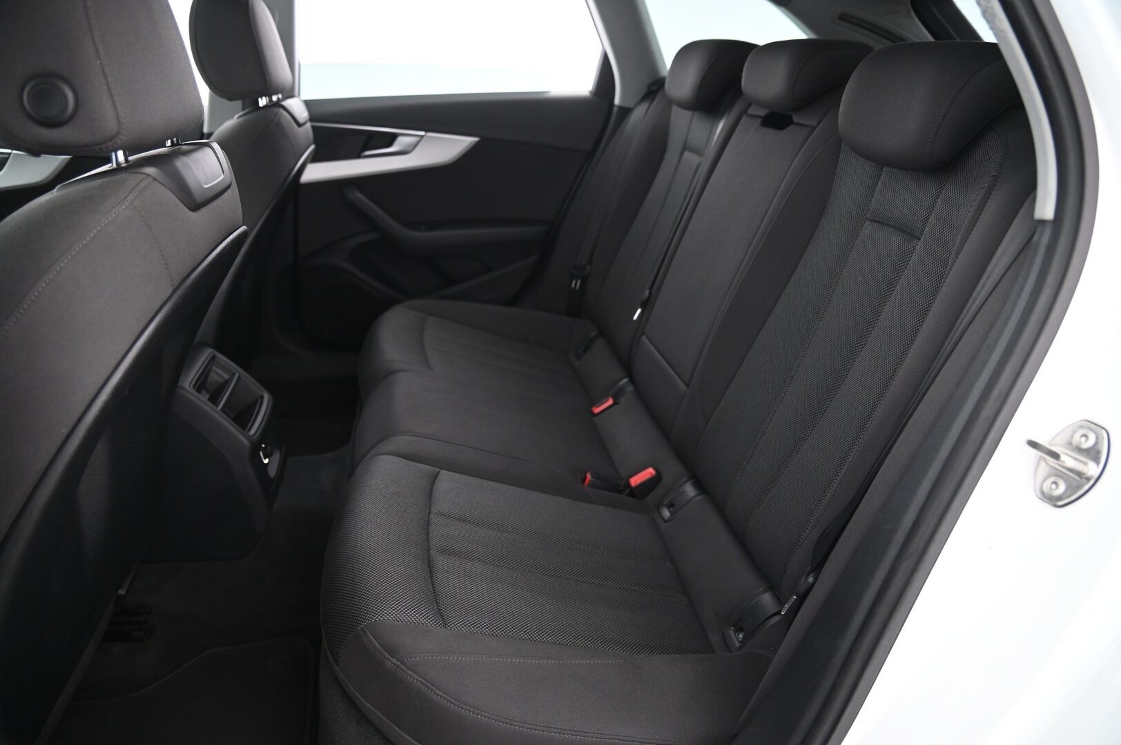 Audi A4 2016 Avant First Edition Business 2,0 TDI 140 kW quattro S tronic - Lohko | Vetokoukku | Sporttipenkit | Vakionopeudensäädin | Led-Valot | Peruutustutka | Bt-audio | Sähkökontti | Suomi-auto | 2xrenkaat alumiinivanteilla - KORKO VAIN 3,99 %