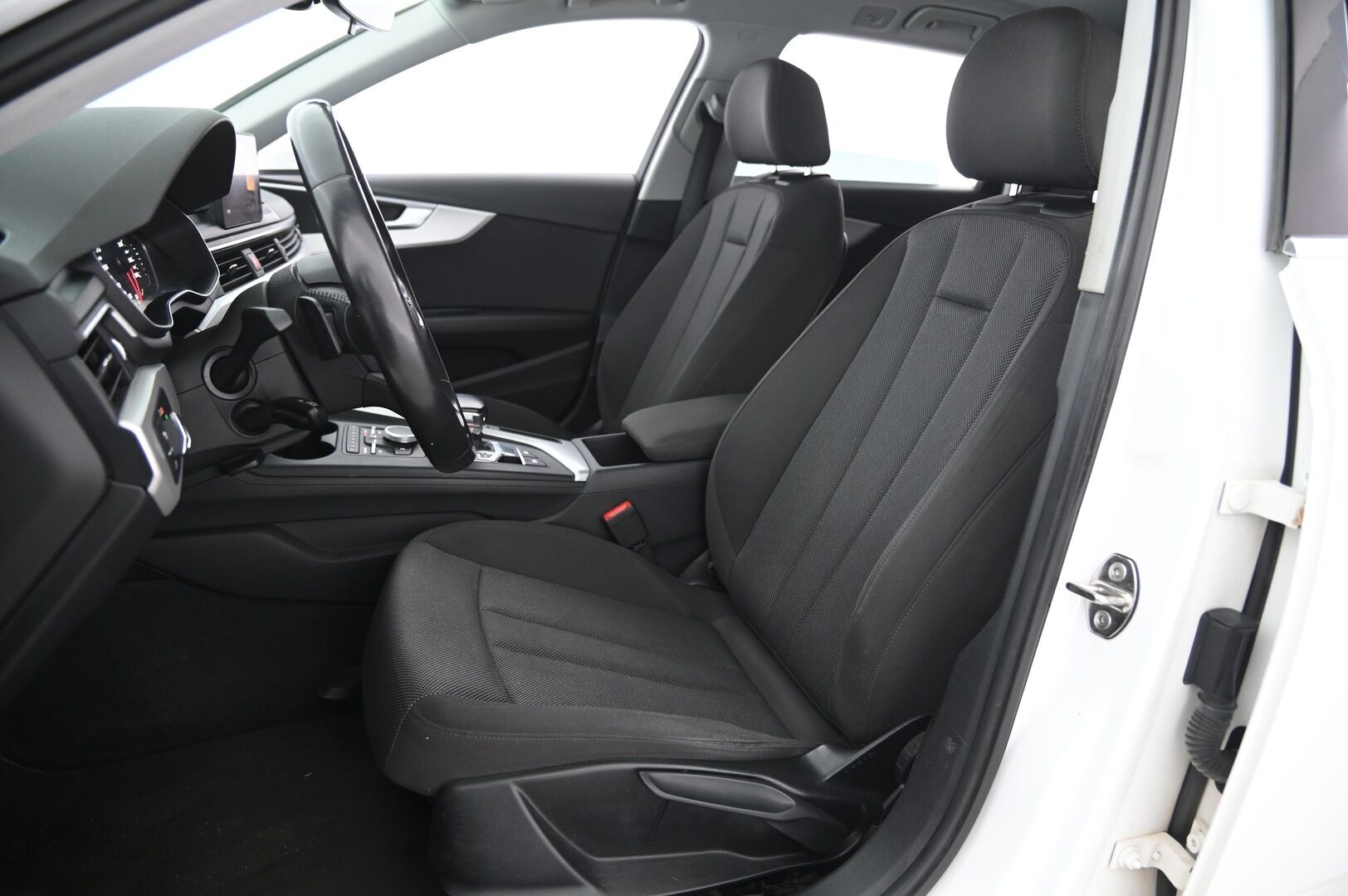 Audi A4 2016 Avant First Edition Business 2,0 TDI 140 kW quattro S tronic - Lohko | Vetokoukku | Sporttipenkit | Vakionopeudensäädin | Led-Valot | Peruutustutka | Bt-audio | Sähkökontti | Suomi-auto | 2xrenkaat alumiinivanteilla - KORKO VAIN 3,99 %