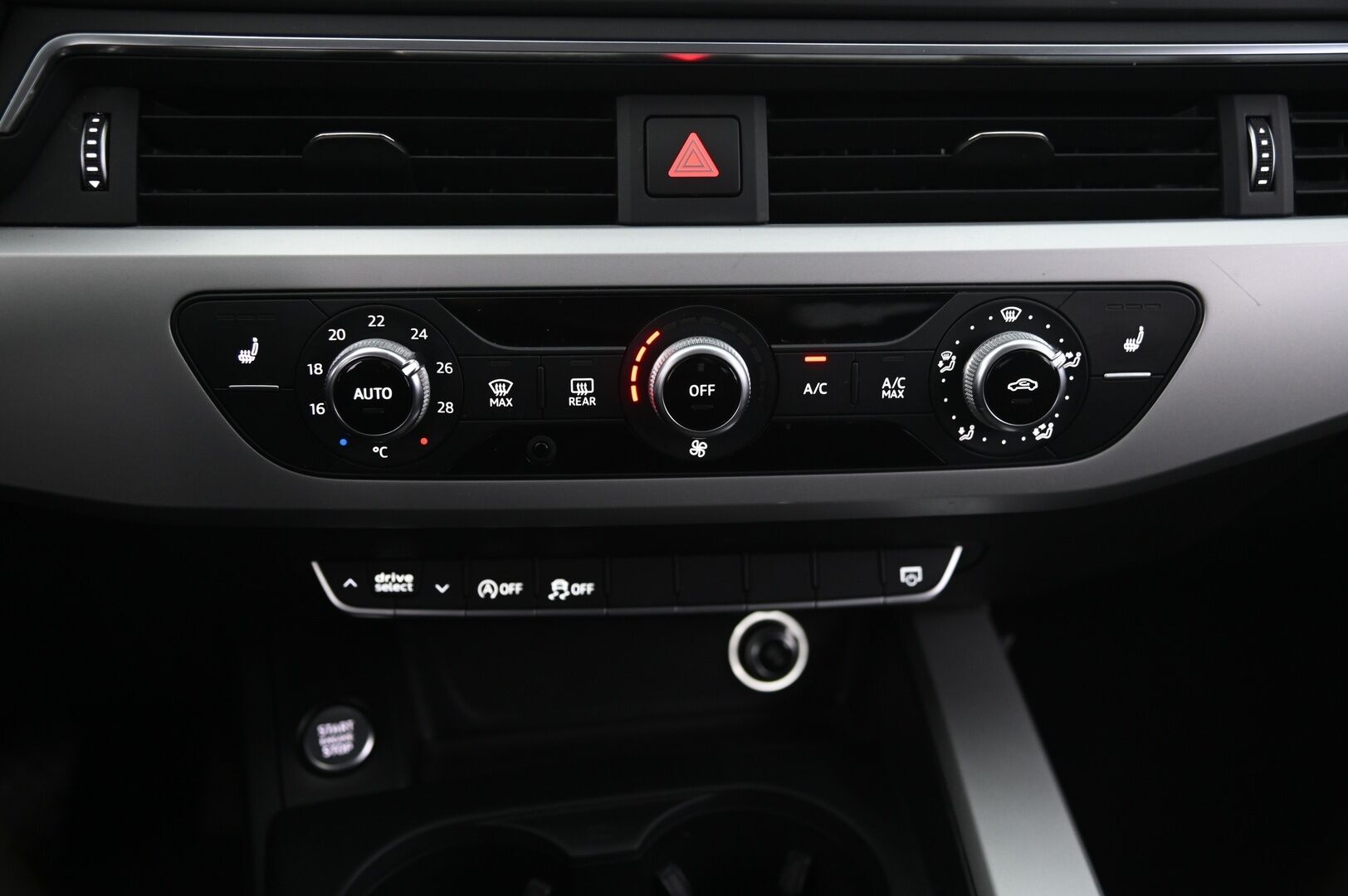 Audi A4 2016 Avant First Edition Business 2,0 TDI 140 kW quattro S tronic - Lohko | Vetokoukku | Sporttipenkit | Vakionopeudensäädin | Led-Valot | Peruutustutka | Bt-audio | Sähkökontti | Suomi-auto | 2xrenkaat alumiinivanteilla - KORKO VAIN 3,99 %