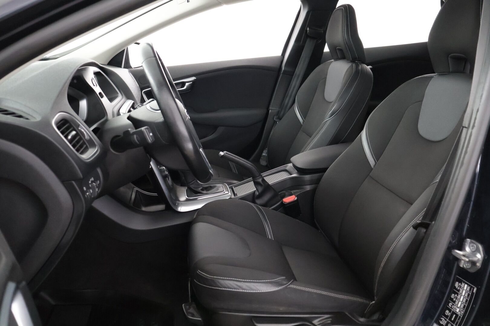 Volvo V40 2016 D2 Business aut - | Navi | LED | 2x renkaat | Lisälämmitin ajastimella | Tutka takana | Suomi-auto | Vakionopeudensäädin | 