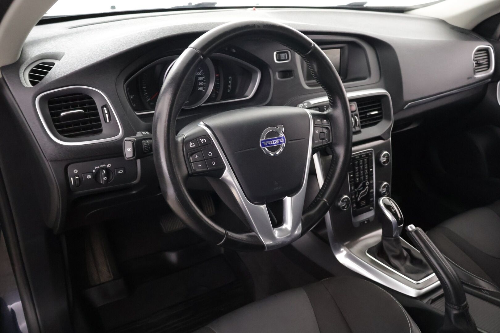 Volvo V40 2016 D2 Business aut - | Navi | LED | 2x renkaat | Lisälämmitin ajastimella | Tutka takana | Suomi-auto | Vakionopeudensäädin | 