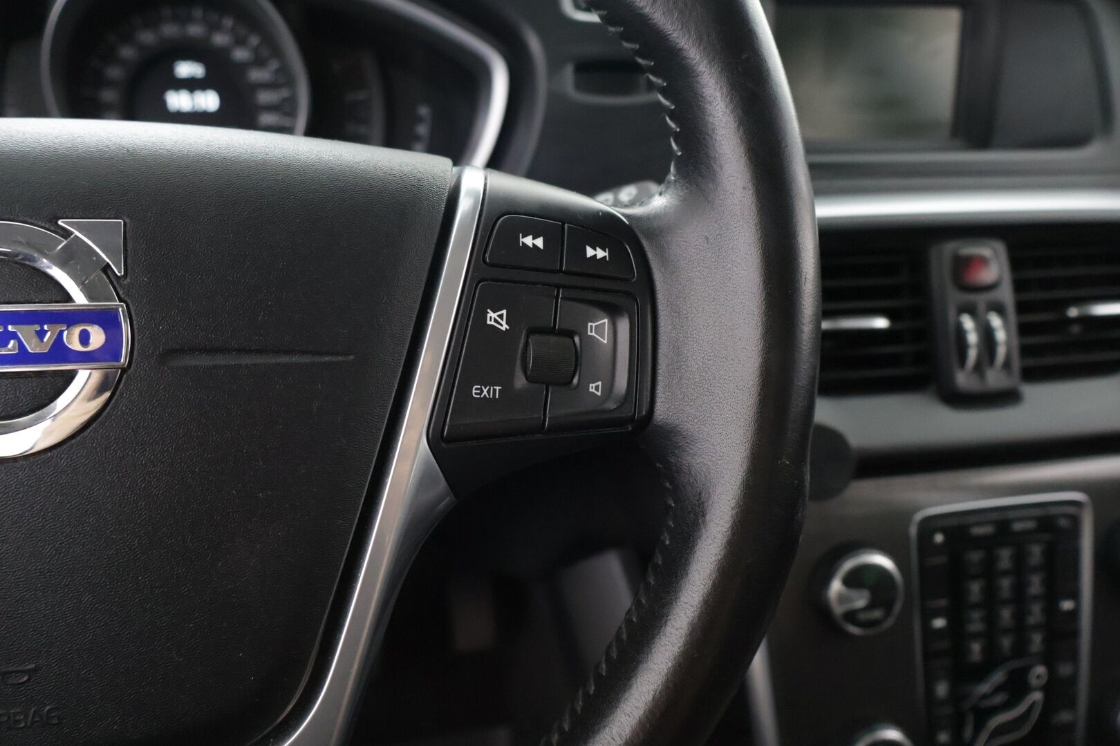 Volvo V40 2016 D2 Business aut - | Navi | LED | 2x renkaat | Lisälämmitin ajastimella | Tutka takana | Suomi-auto | Vakionopeudensäädin | 