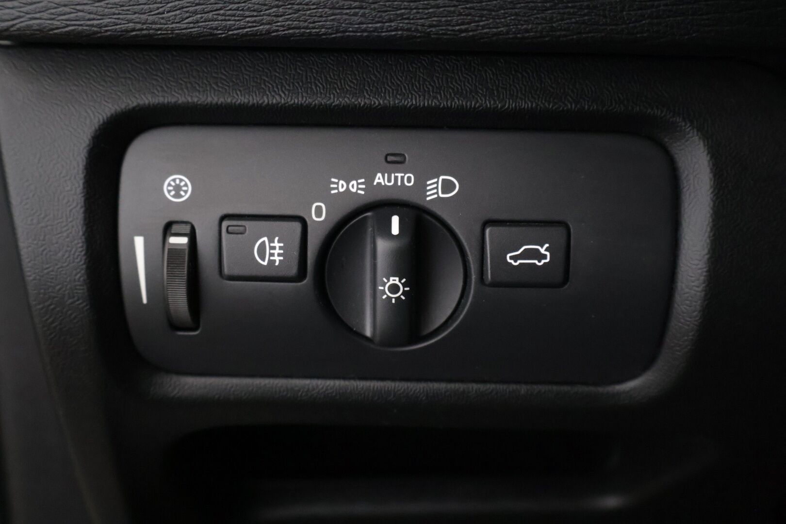 Volvo V40 2016 D2 Business aut - | Navi | LED | 2x renkaat | Lisälämmitin ajastimella | Tutka takana | Suomi-auto | Vakionopeudensäädin | 