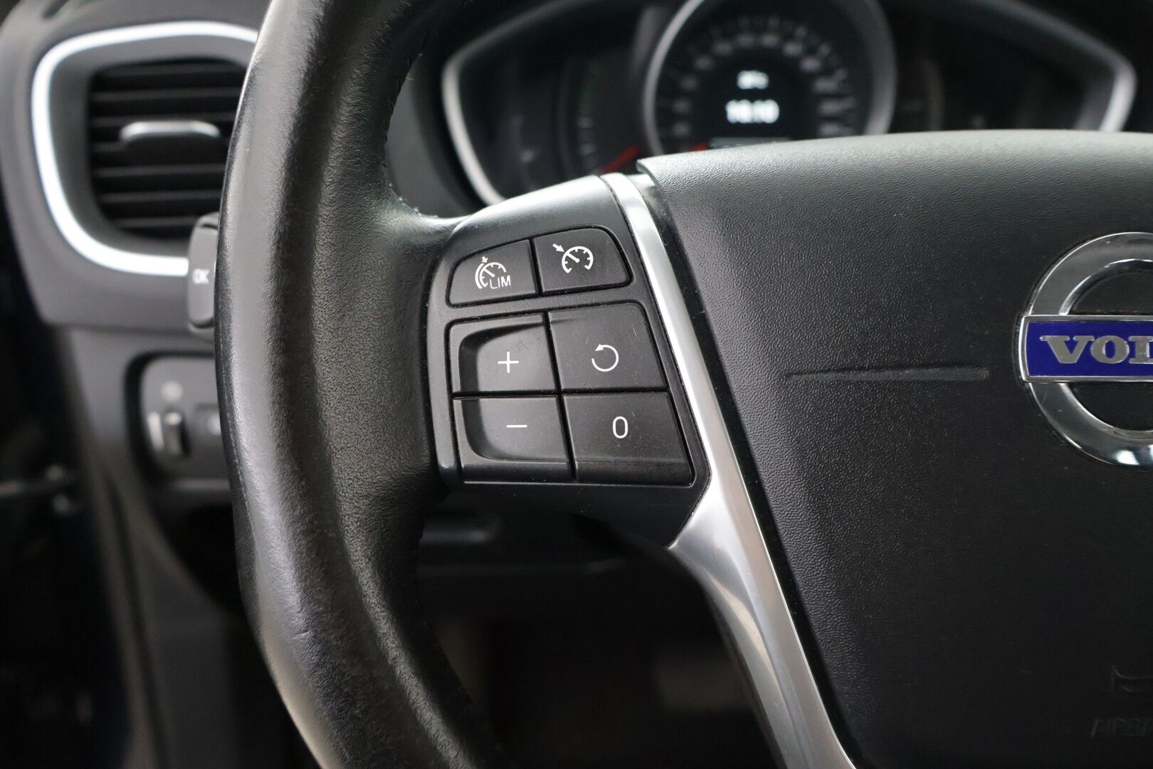 Volvo V40 2016 D2 Business aut - | Navi | LED | 2x renkaat | Lisälämmitin ajastimella | Tutka takana | Suomi-auto | Vakionopeudensäädin | 