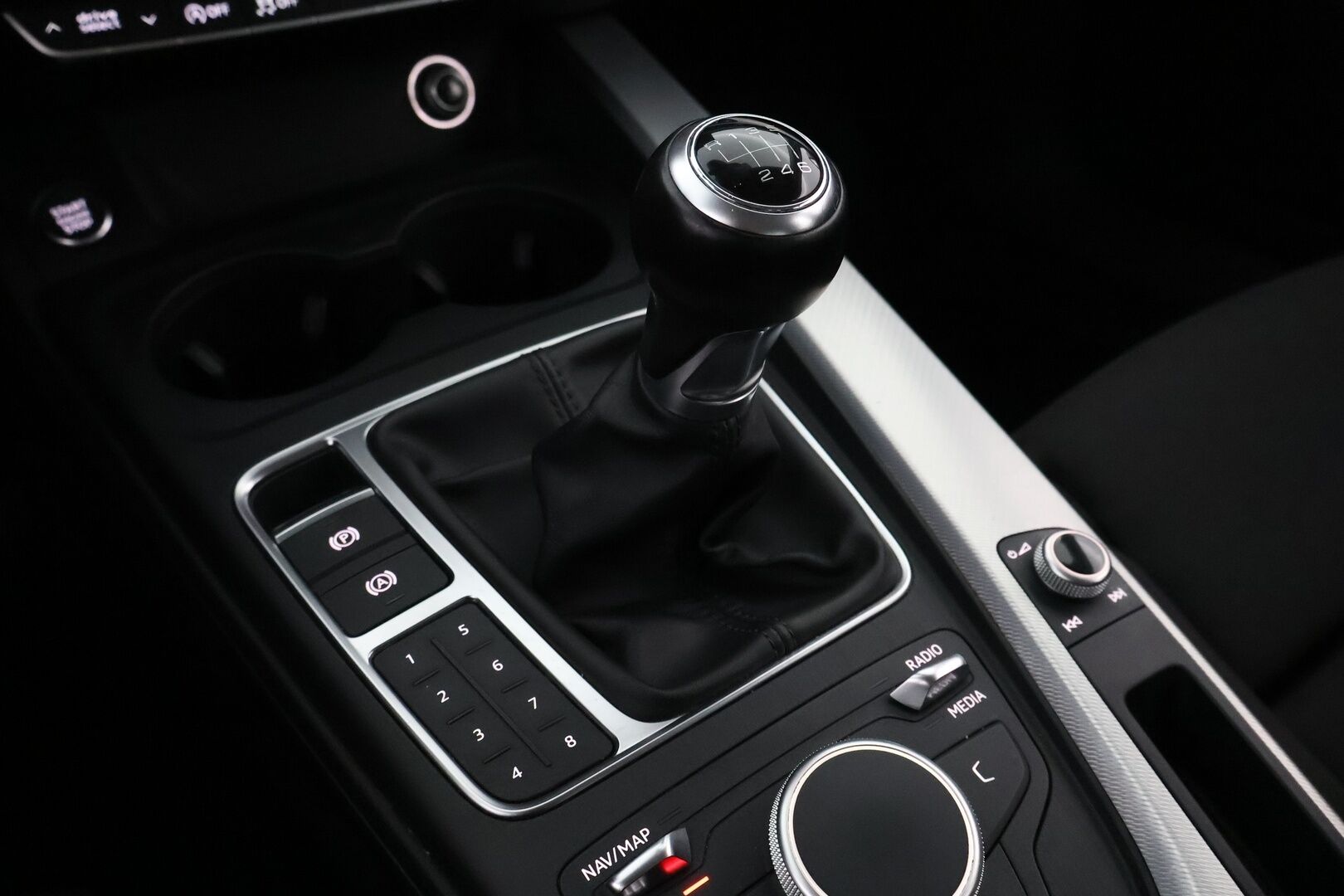 Audi A4 2016 Avant Business Sport 2,0 TDI 110 kW - Suomiauto / Vetokoukku / Sporttipenkit / LED / Vakkari / Lohko&Sisä / Sähköluukku / P-Tutkat / AdBlue remontoitu!
