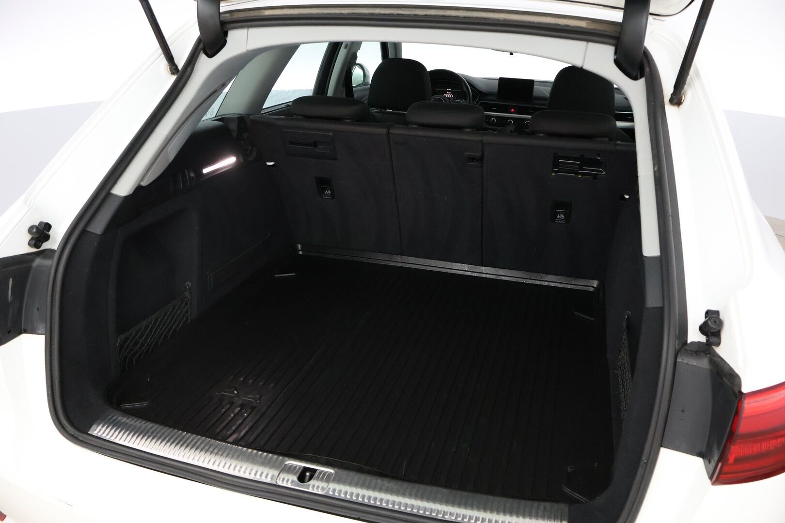 Audi A4 2016 Avant Business Sport 2,0 TDI 110 kW - Suomiauto / Vetokoukku / Sporttipenkit / LED / Vakkari / Lohko&Sisä / Sähköluukku / P-Tutkat / AdBlue remontoitu!