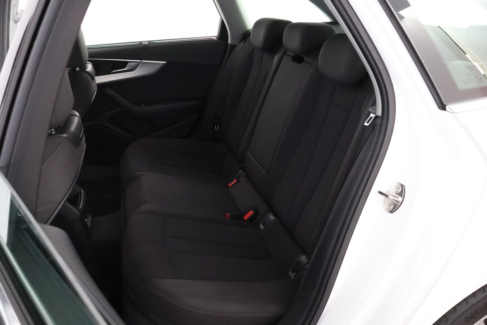 Audi A4 2016 Avant Business Sport 2,0 TDI 110 kW - Suomiauto / Vetokoukku / Sporttipenkit / LED / Vakkari / Lohko&Sisä / Sähköluukku / P-Tutkat / AdBlue remontoitu!