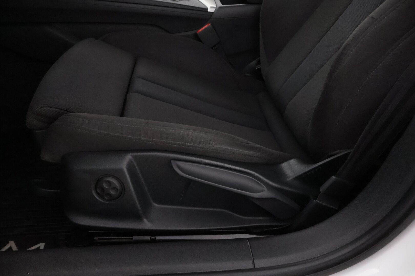 Audi A4 2016 Avant Business Sport 2,0 TDI 110 kW - Suomiauto / Vetokoukku / Sporttipenkit / LED / Vakkari / Lohko&Sisä / Sähköluukku / P-Tutkat / AdBlue remontoitu!