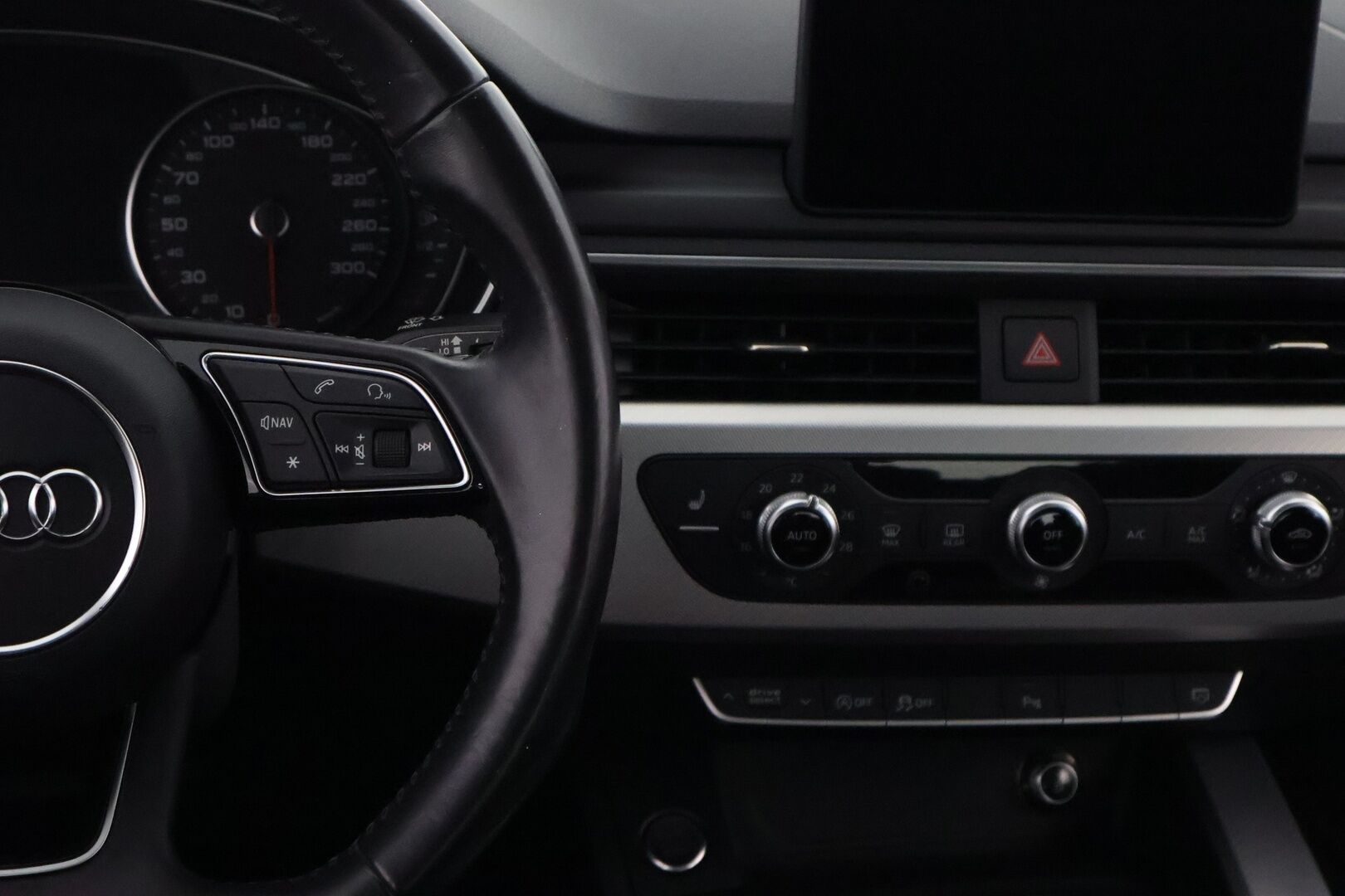 Audi A4 2016 Avant Business Sport 2,0 TDI 110 kW - Suomiauto / Vetokoukku / Sporttipenkit / LED / Vakkari / Lohko&Sisä / Sähköluukku / P-Tutkat / AdBlue remontoitu!