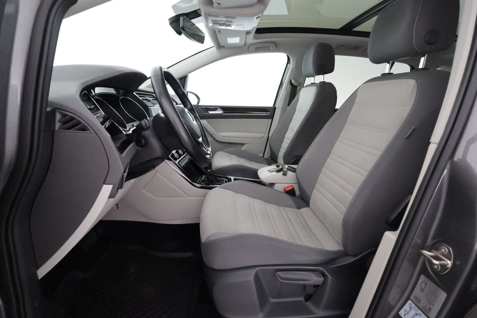 Volkswagen Touran 2016 Highline 1,4 TSI 110 kW DSG-autom. **Istuimet-7 / Panorama / Adapt.Vakkari / Webasto / LED-valot / P. tutkat / Navi** - Apple&Android / 2x Renkaat