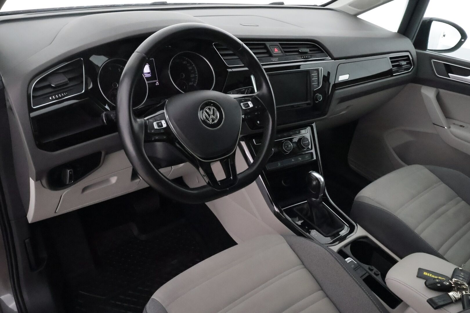 Volkswagen Touran 2016 Highline 1,4 TSI 110 kW DSG-autom. **Istuimet-7 / Panorama / Adapt.Vakkari / Webasto / LED-valot / P. tutkat / Navi** - Apple&Android / 2x Renkaat