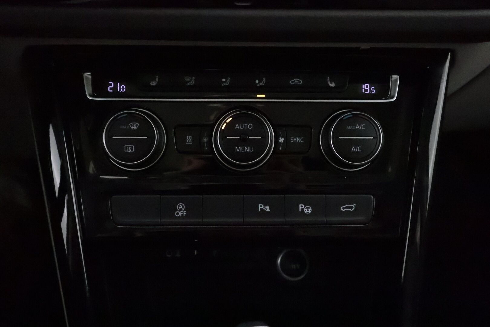 Volkswagen Touran 2016 Highline 1,4 TSI 110 kW DSG-autom. **Istuimet-7 / Panorama / Adapt.Vakkari / Webasto / LED-valot / P. tutkat / Navi** - Apple&Android / 2x Renkaat