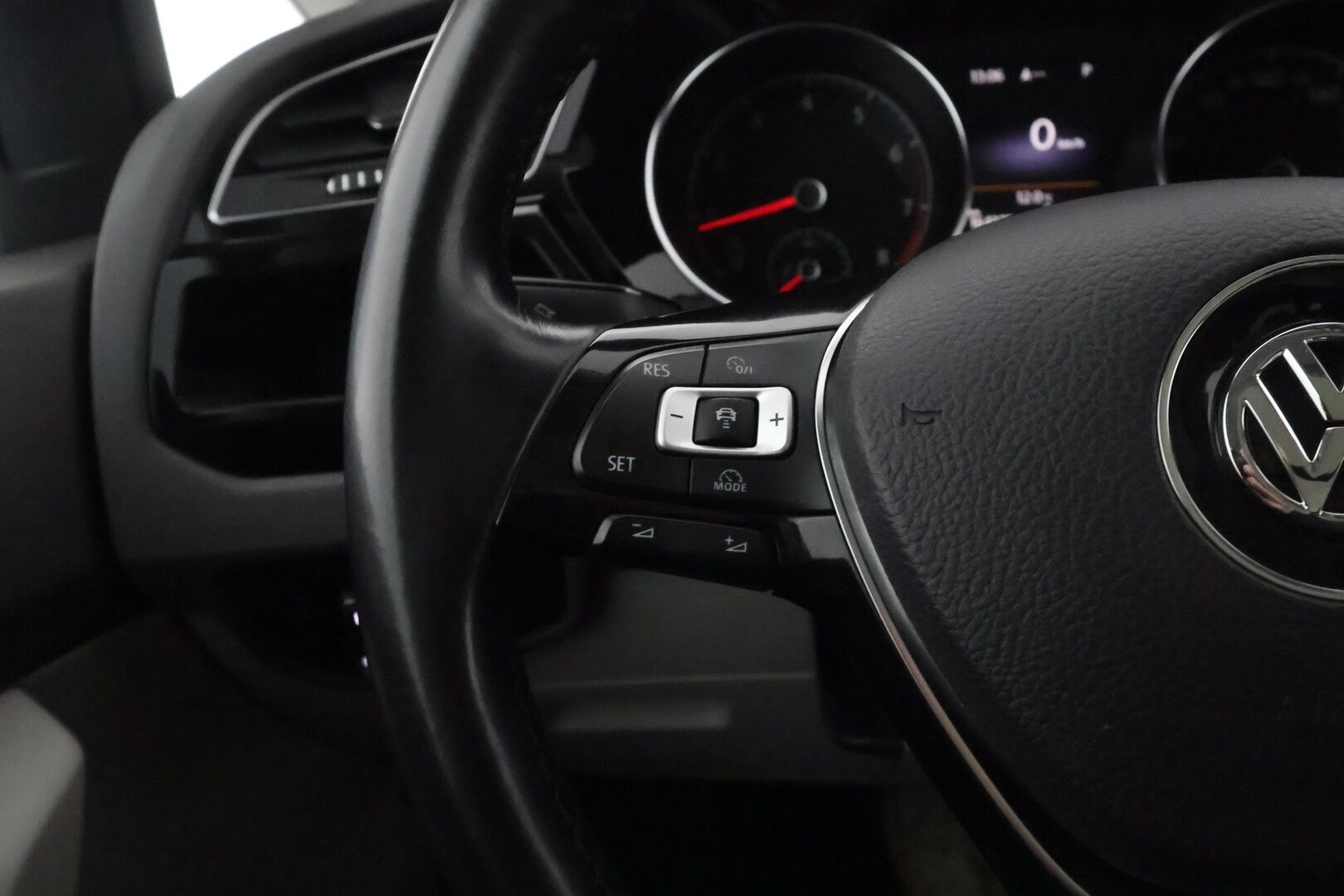 Volkswagen Touran 2016 Highline 1,4 TSI 110 kW DSG-autom. **Istuimet-7 / Panorama / Adapt.Vakkari / Webasto / LED-valot / P. tutkat / Navi** - Apple&Android / 2x Renkaat