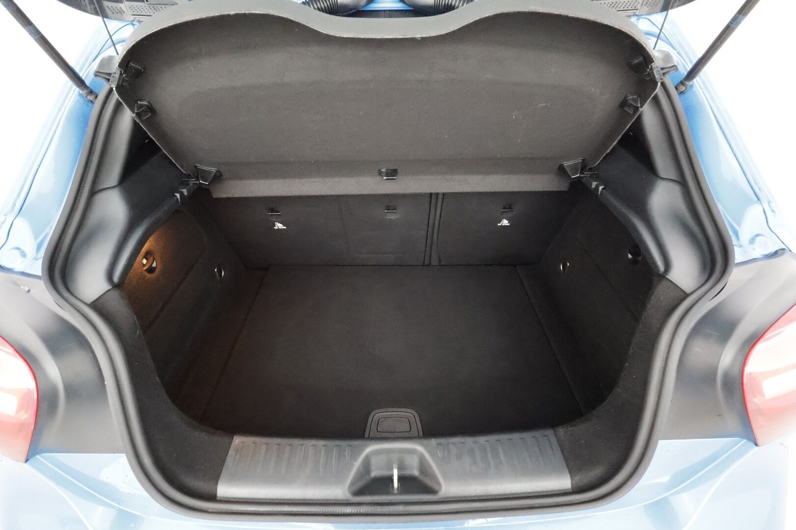 Mercedes-Benz A 2016 160 A Launch Edition * Webasto / Vakkari / LED-High Performance / P.Kamera / Sportpenkit / Bluetooth * - Erittäin siisti Suomiauto juuri katsastettuna kaksilla hyväkuntoisilla renkailla!