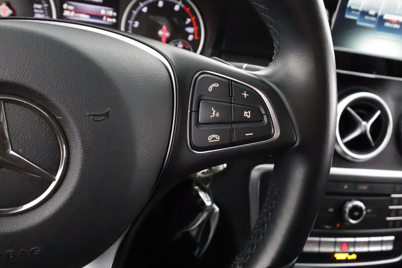 Mercedes-Benz A 2016 160 A Launch Edition * Webasto / Vakkari / LED-High Performance / P.Kamera / Sportpenkit / Bluetooth * - Erittäin siisti Suomiauto juuri katsastettuna kaksilla hyväkuntoisilla renkailla!