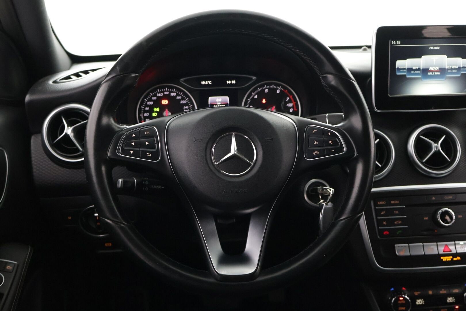 Mercedes-Benz A 2016 160 A Launch Edition - | P-Kamera | Vakkari | Sporttipenkit | Tutkat | 2x Renkaat | 