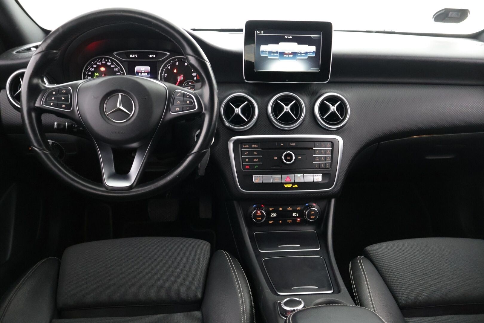 Mercedes-Benz A 2016 160 A Launch Edition - | P-Kamera | Vakkari | Sporttipenkit | Tutkat | 2x Renkaat | 
