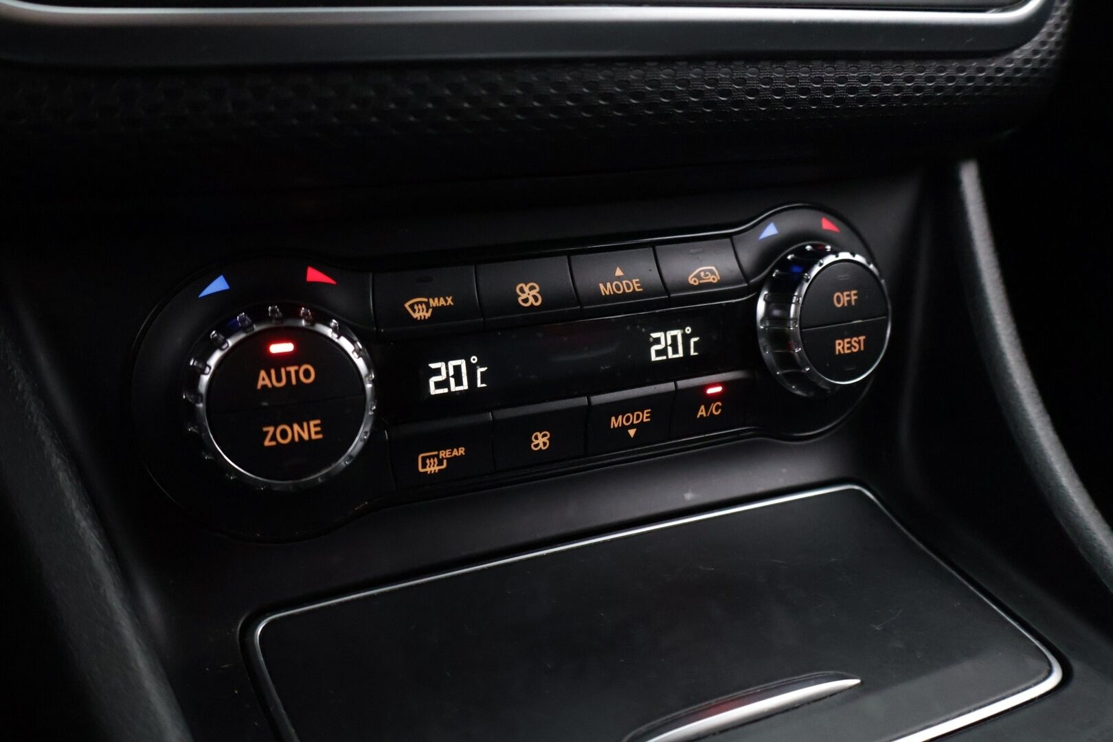 Mercedes-Benz A 2016 160 A Launch Edition - | P-Kamera | Vakkari | Sporttipenkit | Tutkat | 2x Renkaat | 