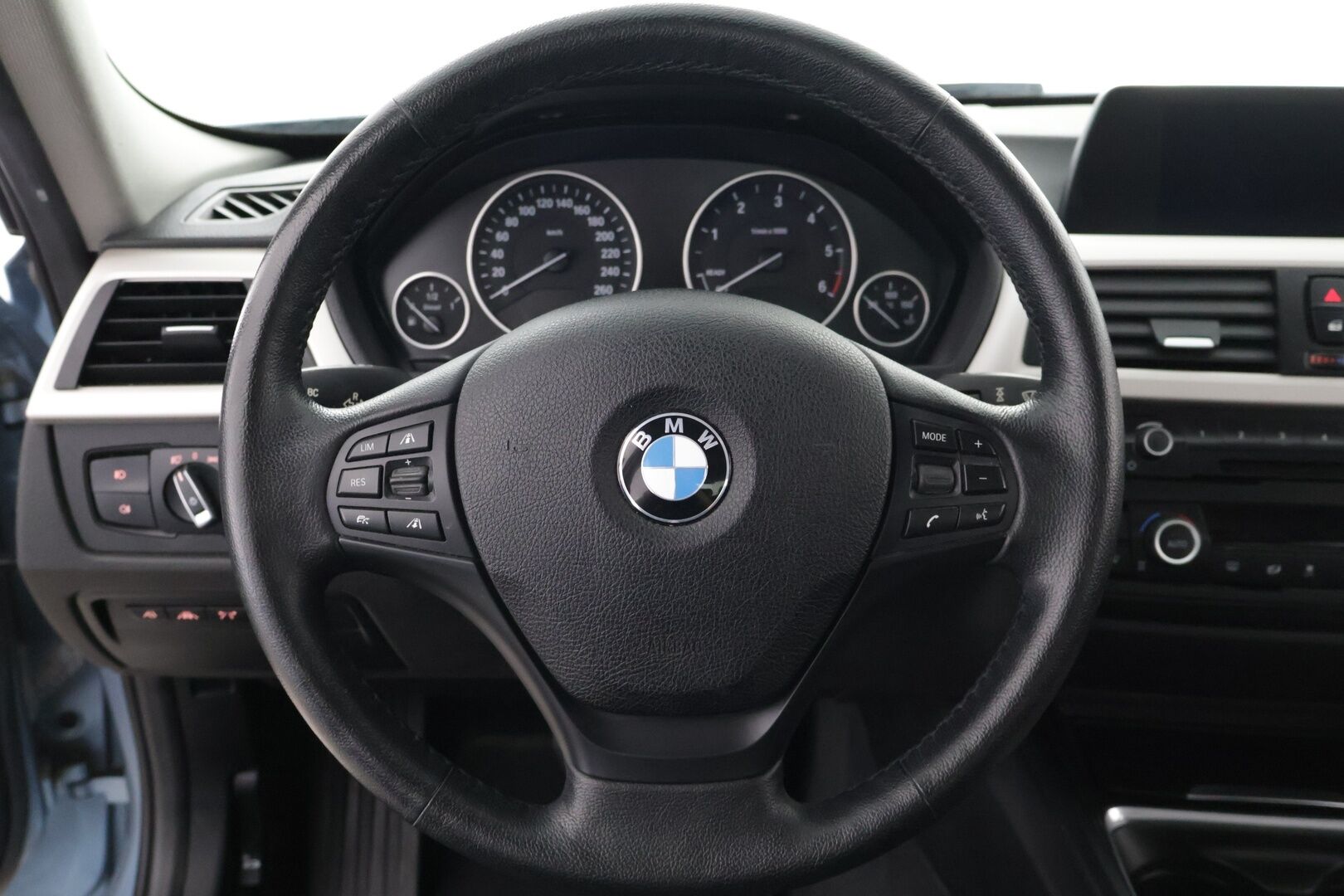 BMW 320 2015 EfficientDynamics Edition A F30 Sedan Business Automatic - ACC | HUD | Juuri huollettu! | Comfort Access | Adaptiiviset Xenon-ajovalot | Driving Assistant | Pysäköintitutkat edessä ja takana | Penkinlämmittimet | Navigointi