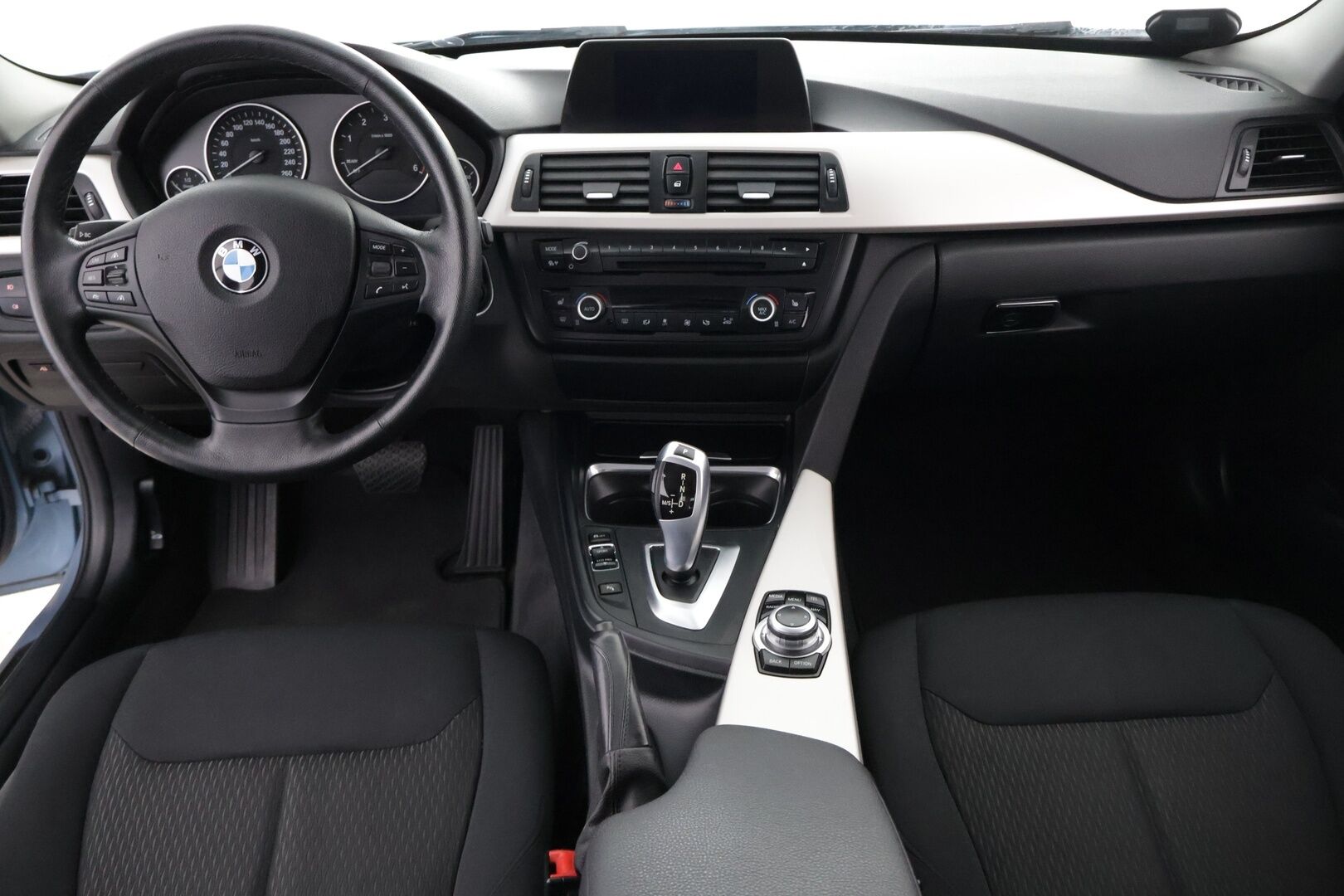 BMW 320 2015 EfficientDynamics Edition A F30 Sedan Business Automatic - ACC | HUD | Juuri huollettu! | Comfort Access | Adaptiiviset Xenon-ajovalot | Driving Assistant | Pysäköintitutkat edessä ja takana | Penkinlämmittimet | Navigointi