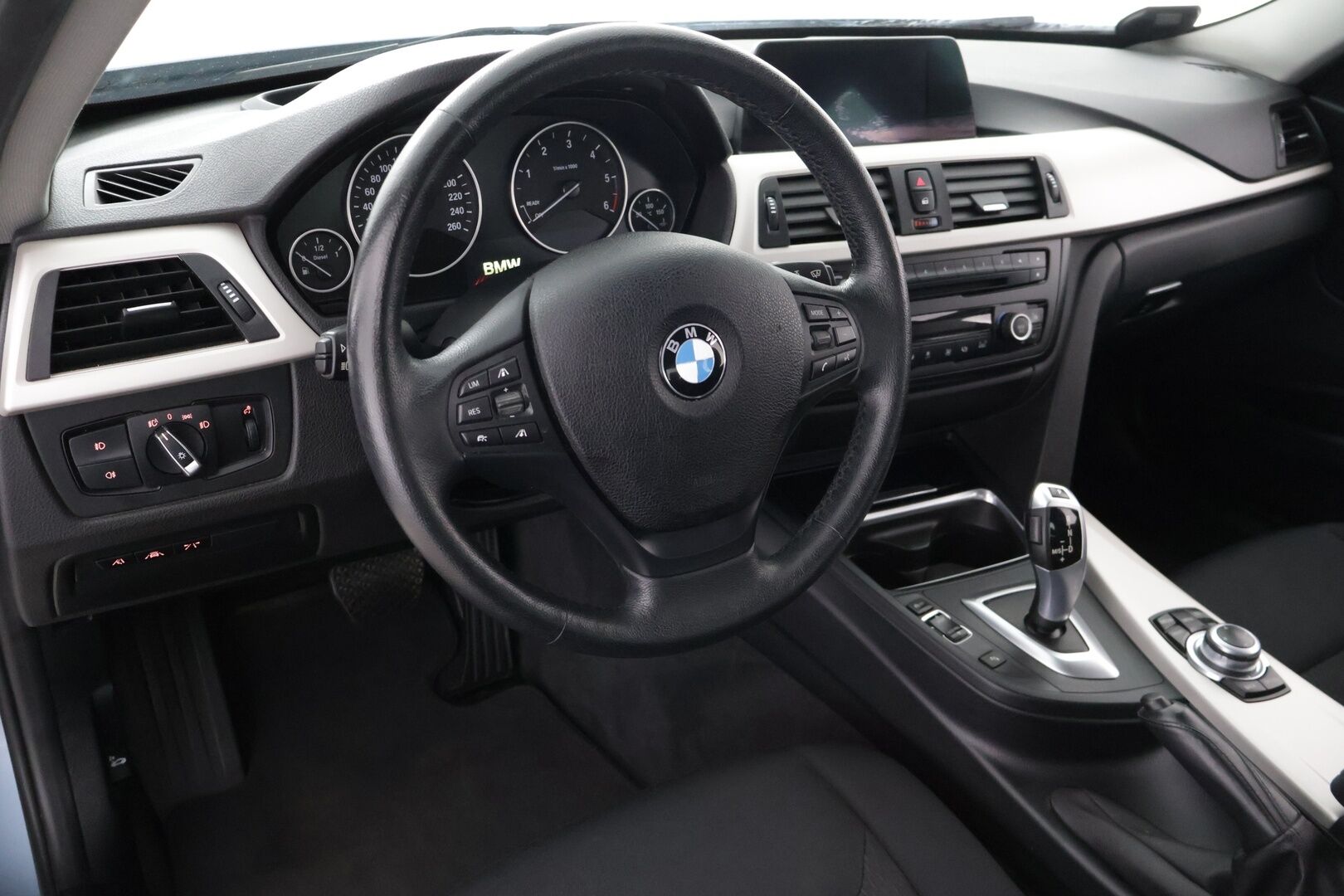 BMW 320 2015 EfficientDynamics Edition A F30 Sedan Business Automatic - ACC | HUD | Juuri huollettu! | Comfort Access | Adaptiiviset Xenon-ajovalot | Driving Assistant | Pysäköintitutkat edessä ja takana | Penkinlämmittimet | Navigointi