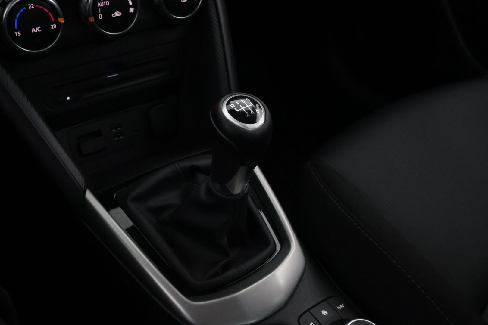 Mazda CX-3 2017 2,0 (120 hv) SKYACTIV-G Premium 6MT EL2 * Suomiauto / Lohko & Sisäpistoke / Vakkari / KeyLess - 2x Renkaat / Kattotelineet mukaan / Juuri tullut Tampereelle!