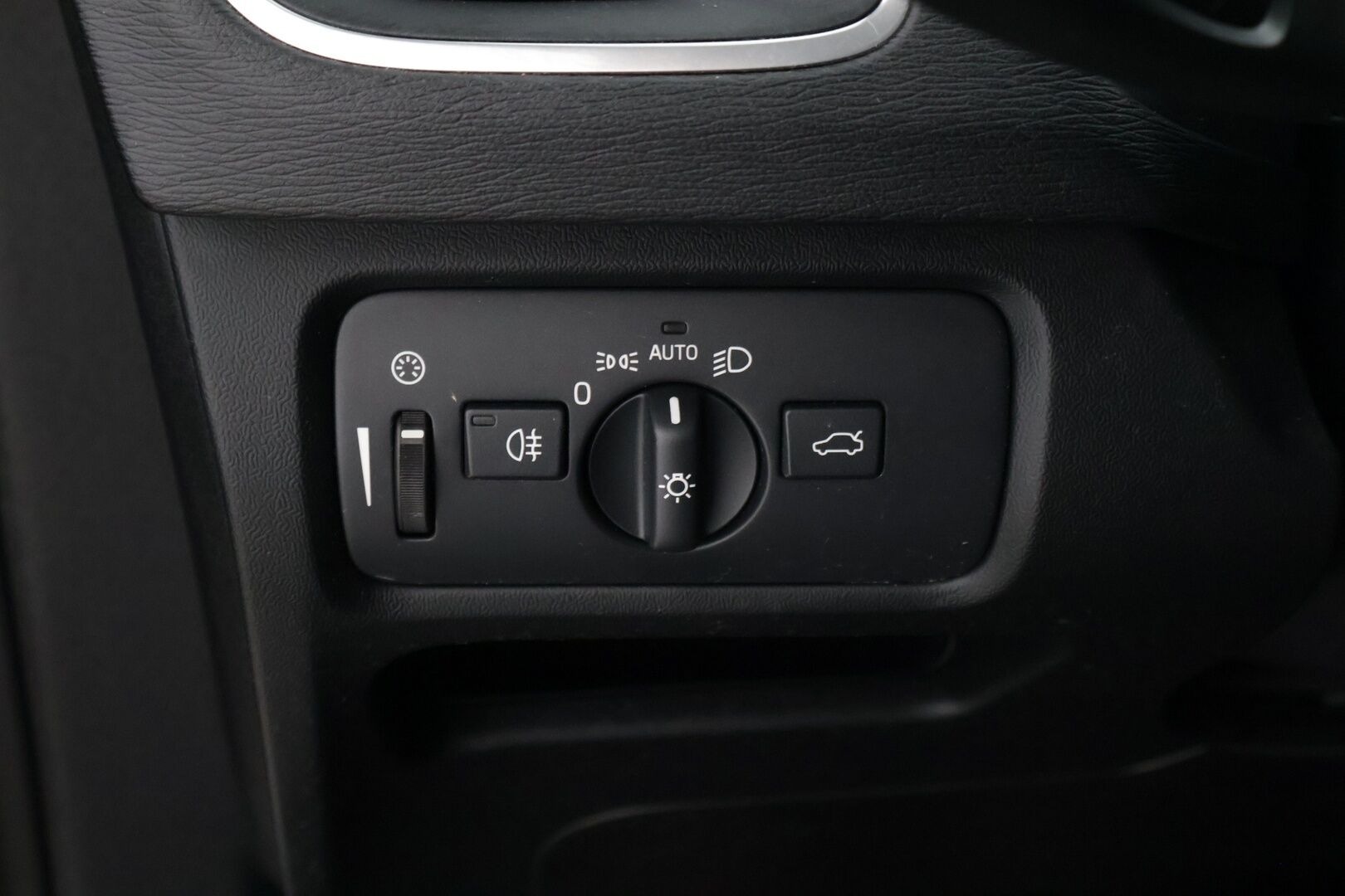 Volvo V40 2016 T2 Business aut *Polttoainekäyttöinen lisälämmitin / VOC / Navigointi / Kattotelineet* - * Suomi-auto / Siisti kuntoinen *