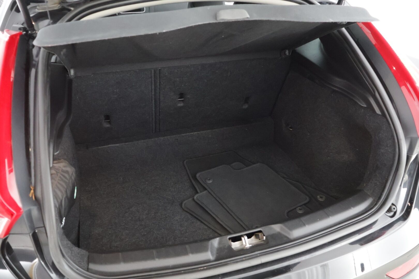 Volvo V40 2016 T2 Business aut *Polttoainekäyttöinen lisälämmitin / VOC / Navigointi / Kattotelineet* - * Suomi-auto / Siisti kuntoinen *