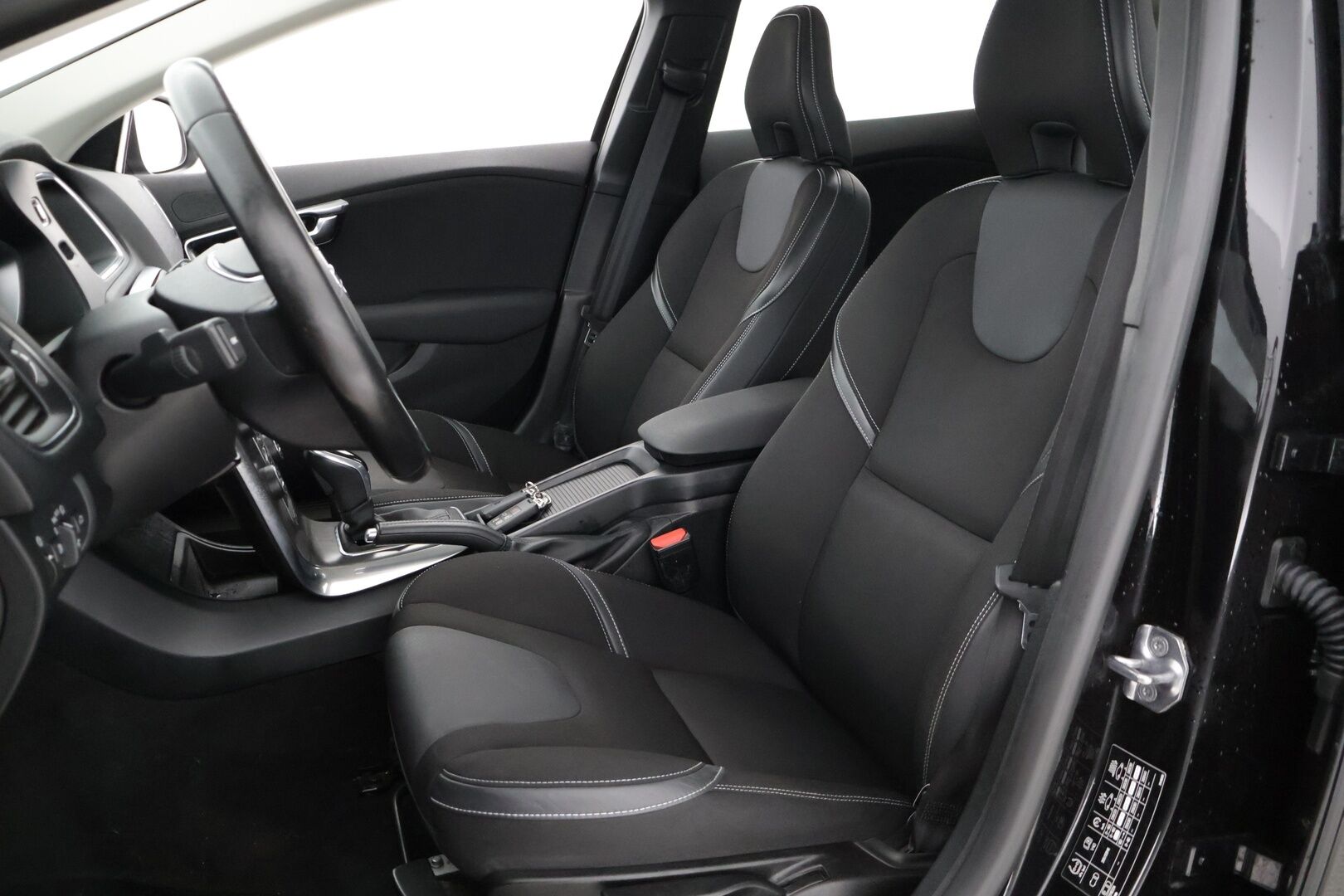 Volvo V40 2016 T2 Business aut *Polttoainekäyttöinen lisälämmitin / VOC / Navigointi / Kattotelineet* - * Suomi-auto / Siisti kuntoinen *