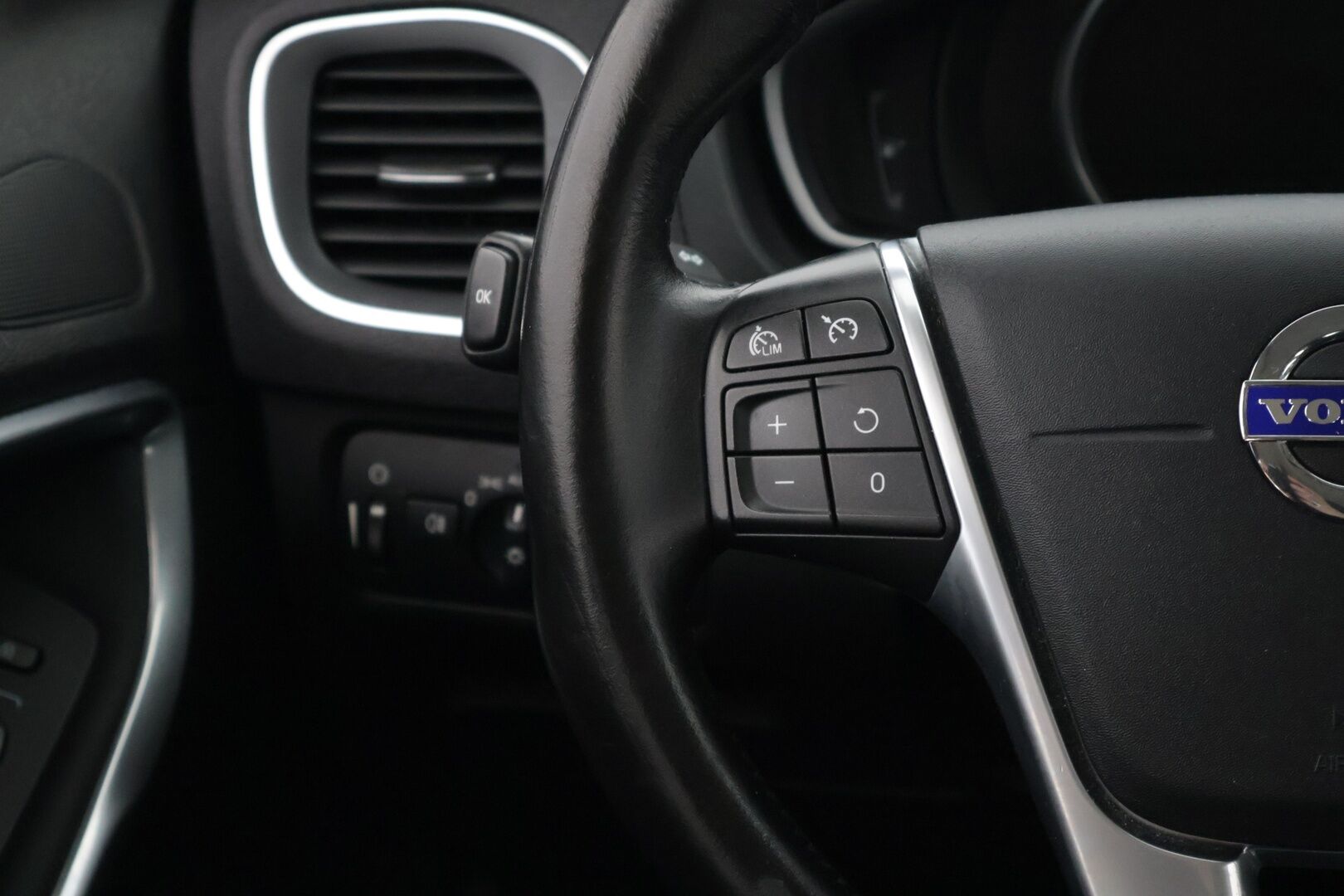 Volvo V40 2016 T2 Business aut *Polttoainekäyttöinen lisälämmitin / VOC / Navigointi / Kattotelineet* - * Suomi-auto / Siisti kuntoinen *