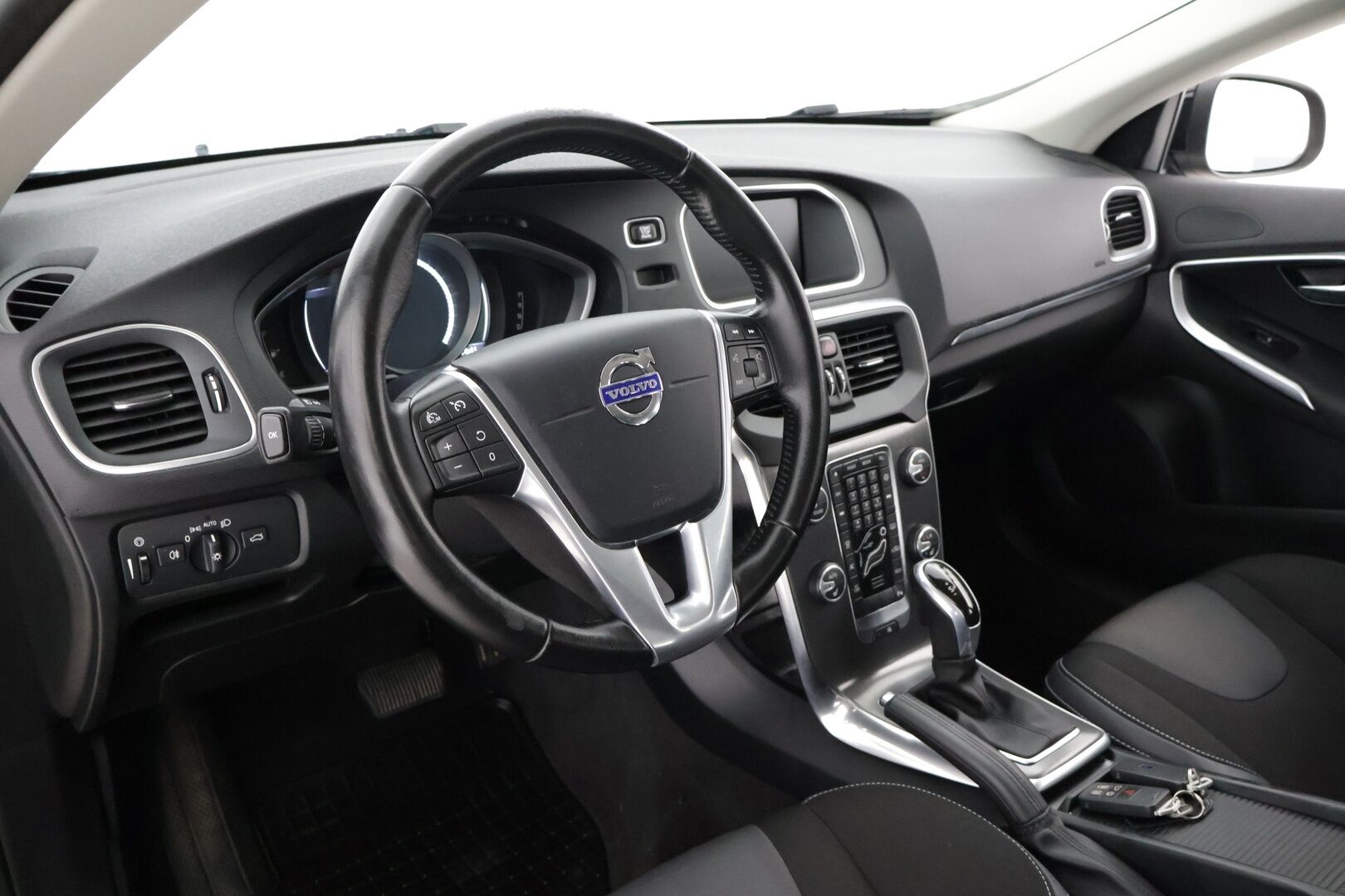 Volvo V40 2016 T2 Business aut *Polttoainekäyttöinen lisälämmitin / VOC / Navigointi / Kattotelineet* - * Suomi-auto / Siisti kuntoinen *