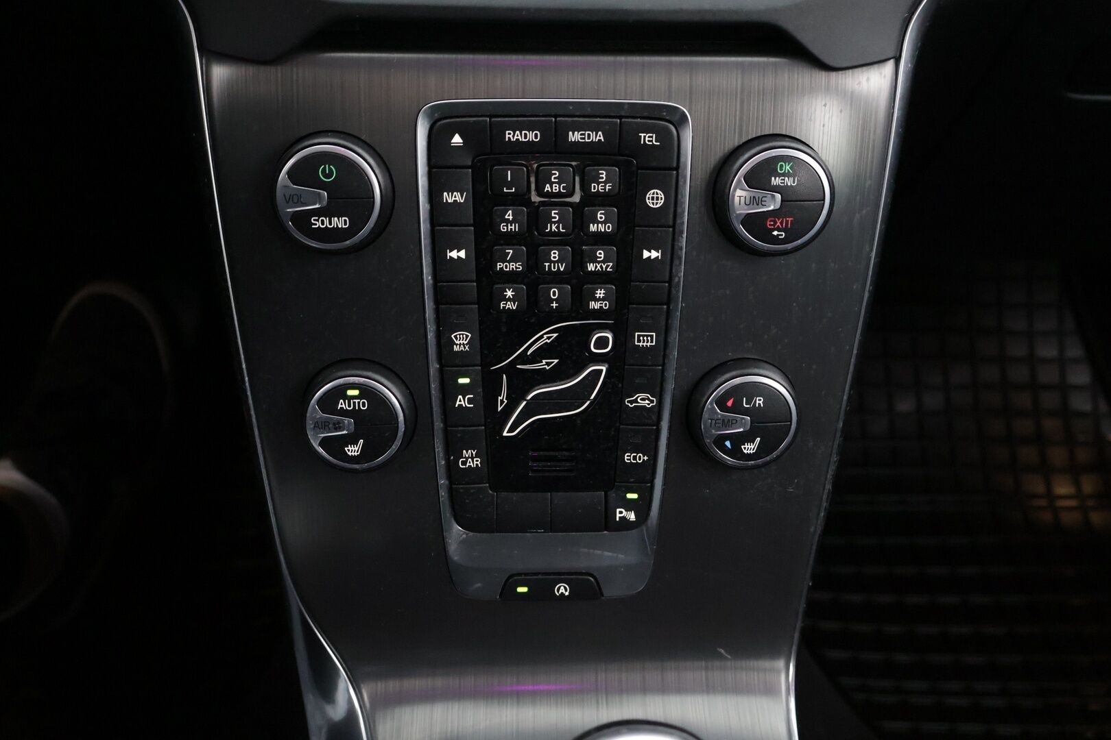 Volvo V40 2016 T2 Business aut *Polttoainekäyttöinen lisälämmitin / VOC / Navigointi / Kattotelineet* - * Suomi-auto / Siisti kuntoinen *