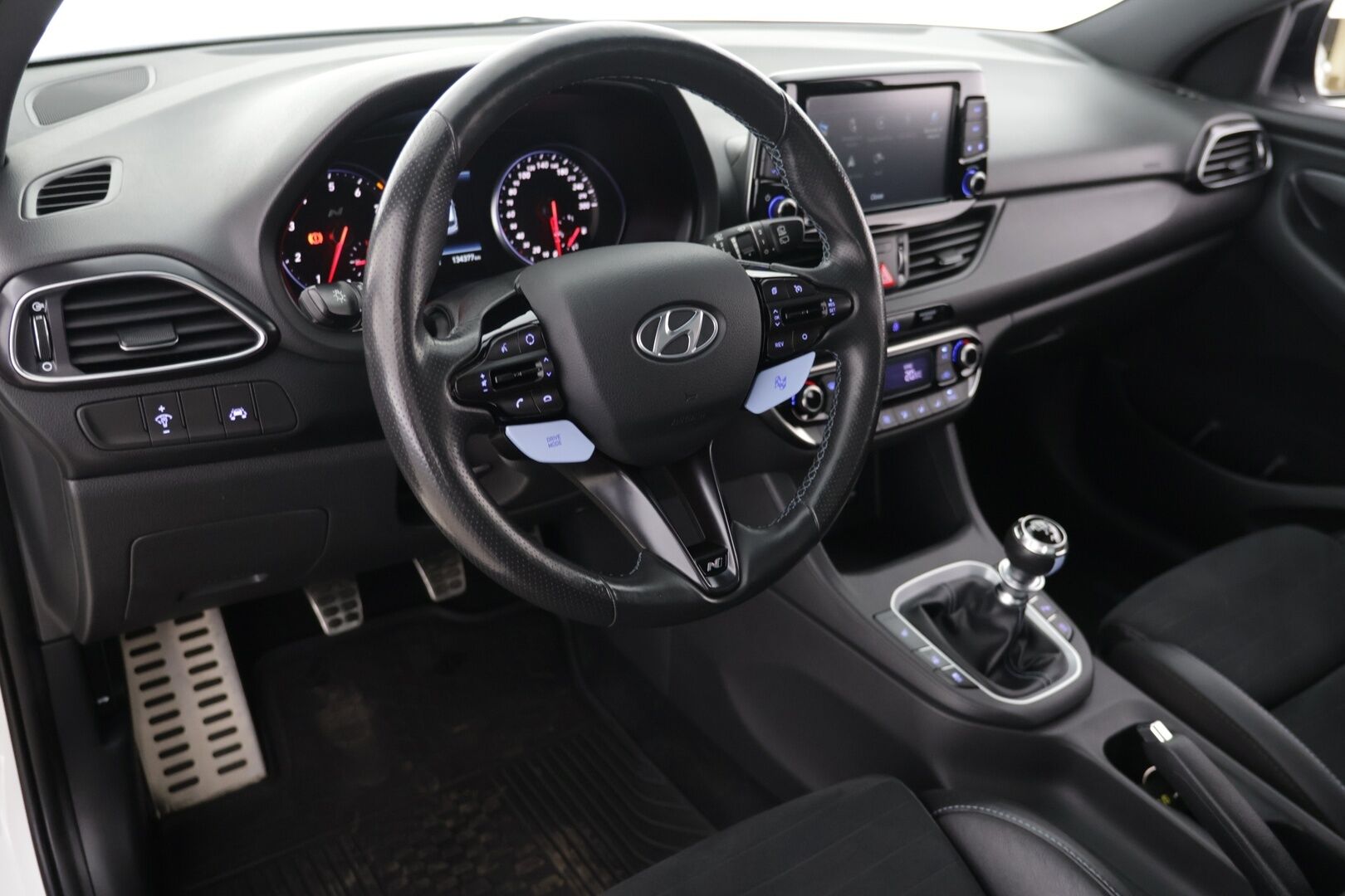 Hyundai i30 2018 N 2,0 T-GDI 6MT Performance Pack * Panorama / Muistipenkki / P-kamera / Kaistavahti / Apple&Android / Keyless * - Nahka-alcantara sisusta / Suomi-auto / 2x aluvanteet!